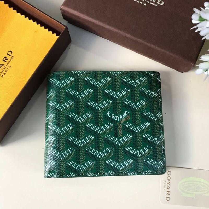 VIP GIFT 】GOYARD Victoire Bifold Wallet กระเป๋าสตางค์ผู้ชายใบสั้น พร้อมส่ง 6 สี พร้อมกล่องสวยหรูน่าใช้มากค่ะ อีกรุ่นที่ยอดขายไม่เคยตก 🤑🤑 ใบจริงดูผู้ดี ดูแพง!! ภายในมีช่องใส่บัตรได้เยอะ ใส่ธนบัตรได้ทุกใบ ห้ามพลาดจร้าา!! ((รุ่นเดินด้ายโทนสีเ