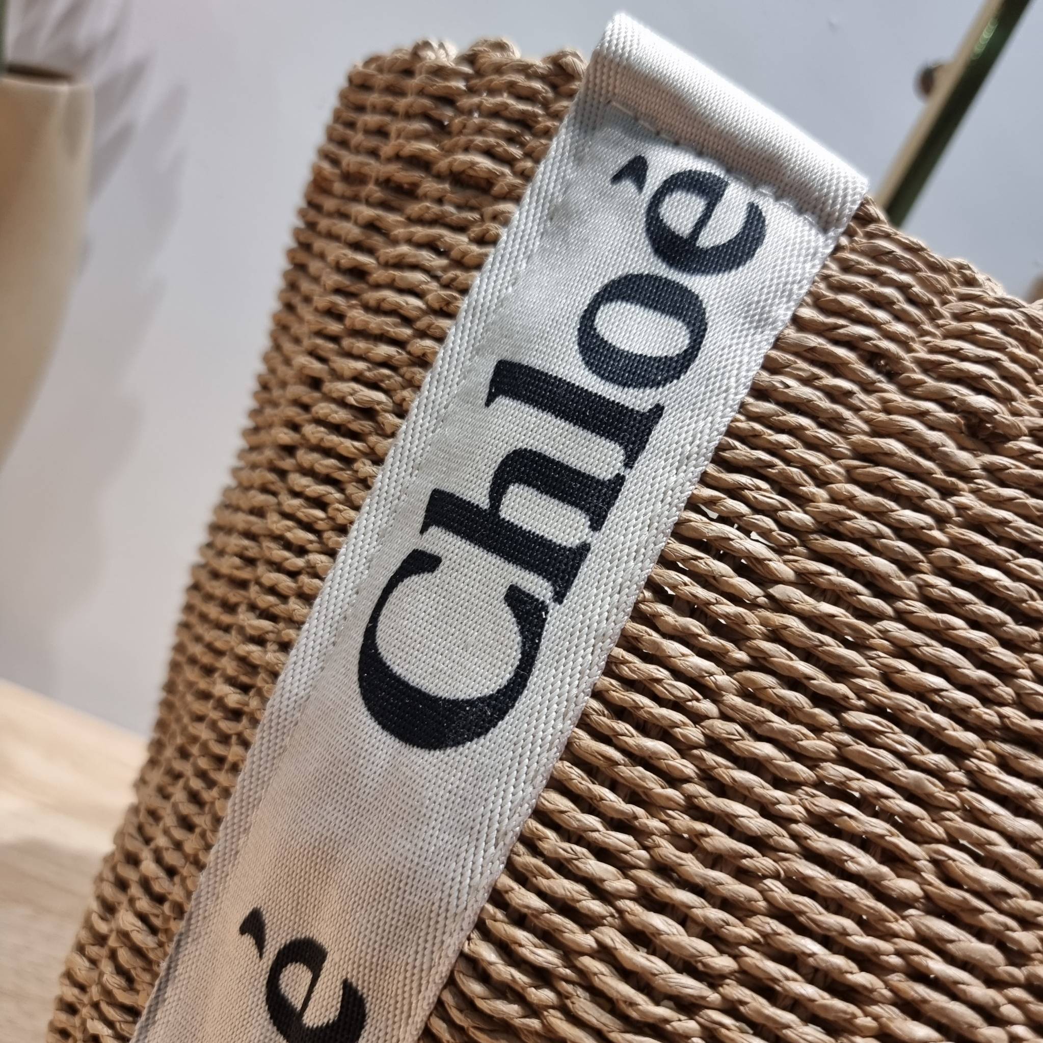 CHLOE LARGE WOODY BASKET กระเป๋าสะพายสานทรงตะกร้า ยอดฮิตติดลมของแบรนด์ ด้วยวัสดุสังเคราห์จากธรรมชาติ สานทอเต็มใบออกมาเป็นลวดลายสวยงาม
