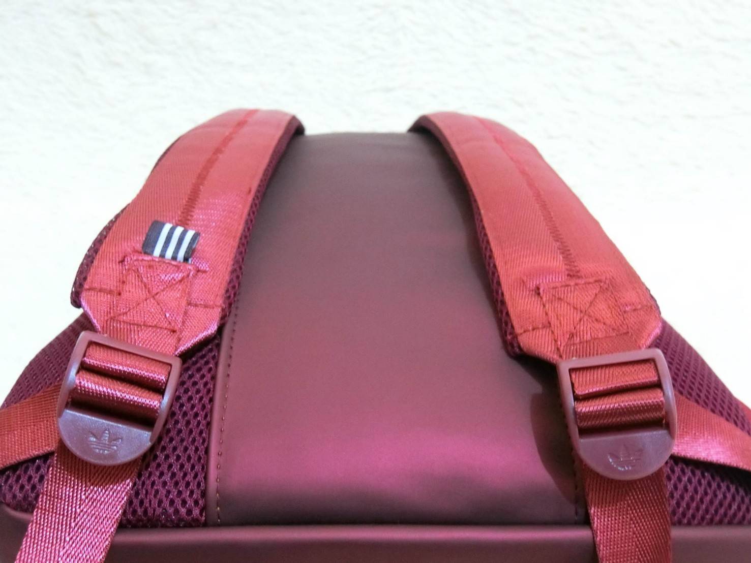 Adisas Originals BP Roll Top 3D Mesh 2017 Backpack Bag DH0100 กระเป๋าเป้สะพายหลัง ดีไซน์แบบ 3 มิติ วัสดุ polyurethane สีดำด้าน โดยใช้ลูกเล่นของเหลี่ยม และมุมเชื่อมเข้าหากัน การออกแบบกระเป๋าเป็นเหมือนถุงทรงสูง ส่วนปากกระเป๋า เปิดปิดแบบตีนตุ๊กแก ม้วนพับ และ