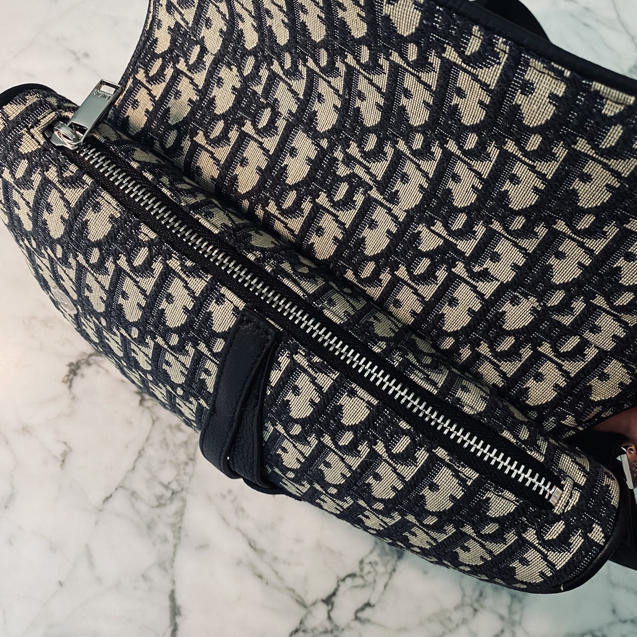 DIOR Saddle bag Oblique jacquard fabric in beige and black กระเป๋าคาดอกดิออร์ รุ่นยอดนิยมที่หนุ่มๆ ใช้งานได้แบบคุ้มๆ ดีไซส์สวยคมเรียบหรูตามแบบฉบับแบรนด์