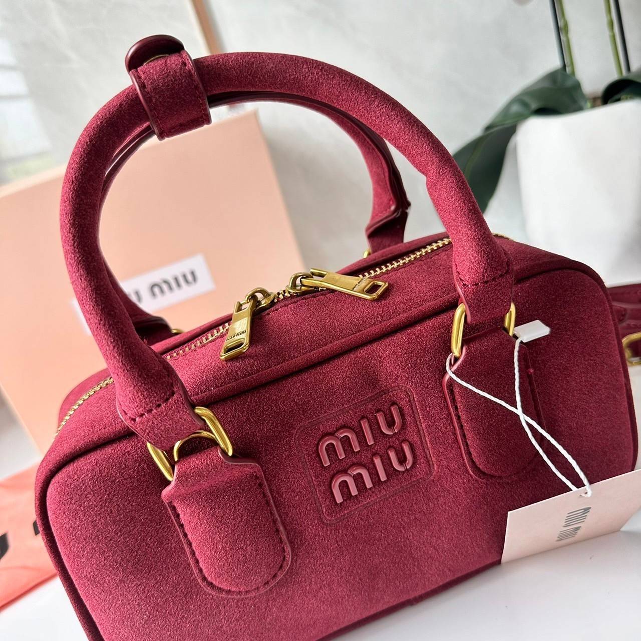 MIU MIU Arcadie padded suede top-handle bag กระเป๋าถือ/สะพาย คอลใหม่ล่าสุด รุ่นฮอทดีไซน์เหลี่ยม งานกำมะหยี่หนังกลับสวยละมุน น่ารักน่าใช้มากค่ะ