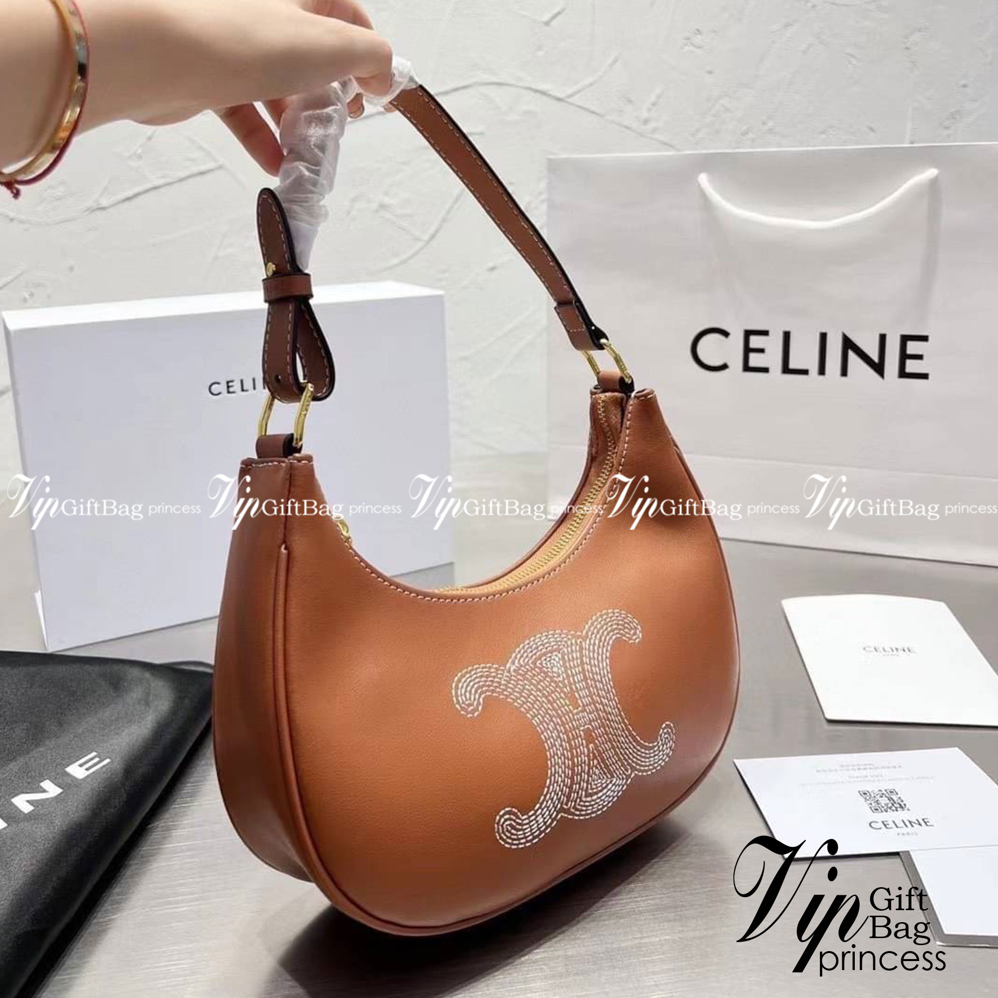 CELINE Ava Bag in Smooth Calfskin with Triomphe Embroidery กระเป๋าคล้องไหล่ซีลีนรุ่นใหม่ โลโก้งานปัก เรียบหรูและคลาสสิกมากๆ เข้ากับการแต่งตัวหลายสไตล์ ใช้ได้ทั้งกลางวันและกลางคืน หากสาว ๆ คนไหนที่กำลังมองหากระเป๋าสะพายไหล่ใบเล็กและ Practical เราขอแนะนำรุ่