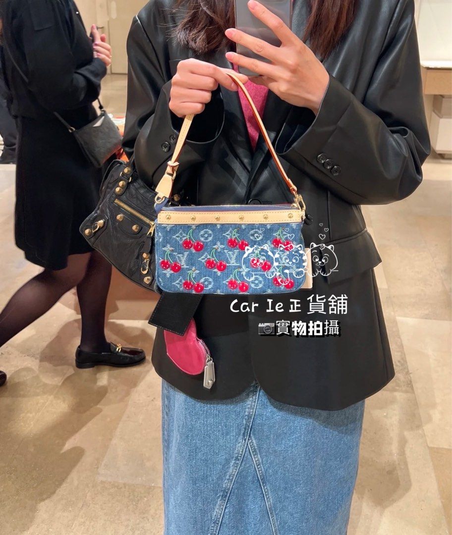 LV x TM Pochette Accessoires bag Monogram cherry denim 20cm กระเป๋าถือทรงพอชดีไซน์สวยอัพลุคไฮน์ ถือหรือคล้องไหล่ได้สวยและโดดเด่นมีชีวิตชีวา ด้วยเดนิมวินเทจปักลายเชอร์รี่สีสันสดใสสะดุดตาสะท้อนสไตล์ไอคอนิก