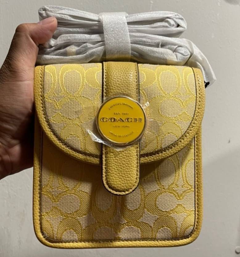 COACH North/South Lonnie Crossbody In Signature Jacquard C8321 ภาพสินค้าถ่ายจากงานขายจริง ใช้งานต่างประเทศได้