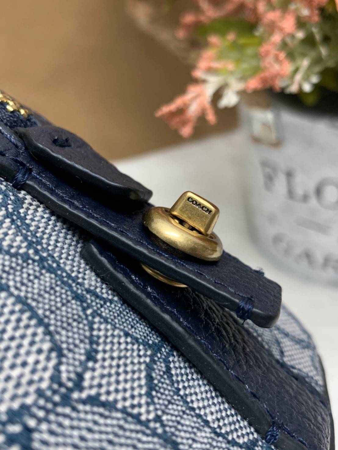 COACH LARK BAG 19 IN SIGNATURE JACQUARD พร้อมส่งที่ไทย สวยก่อนใครแน่นอนค่ะ กระเป๋าสะพายข้าง//ครอสบอดี้ร์ วัสดุหนังแท้+Jacqurd ได้ลงตัวสวยงามมากๆค่ะ มีช่องใส่ของจุกจิกทั้งด้านหน้าและหลัง ;เปิดปิดกระเป๋าแบบซิปคู่ ภายในสามารถใส่กระเป๋าเงินใบกลางได้;มือถือได้