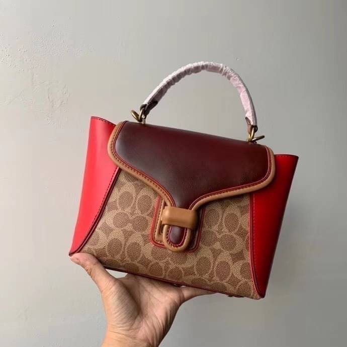 COACH COURIER CARRYALL 23 IN COLORBLOCK SIGNATURE CANVAS พร้อมส่ง 7 แบบ พร้อมส่ง ลุคดูไฮสุดๆค่ะ! กระเป๋าสะพายหนังหรูหราและคลาสสิค หนังแท้ชั้นดีที่สุด น้ำหนักเบา หนังสวยมากก สัมผัสแล้วหลงรักแน่นอนจ้าา😘