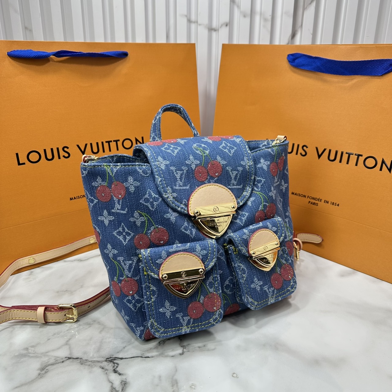 ORI หนังแท้ | LV x TM - Venice NM bag Monogram cherry denim กระเป๋าเป้สะพายหลังรุ่น Venice ดีไซน์ใหม่มีชีวิตชีวา แสนสดใสด้วย Monogram เดนิมแต่งดีเทลปักลายเชอร์รี่โดดเด่นสะท้อนความงามเปี่ยมสีสันอันเป็นเอกลักษณ์