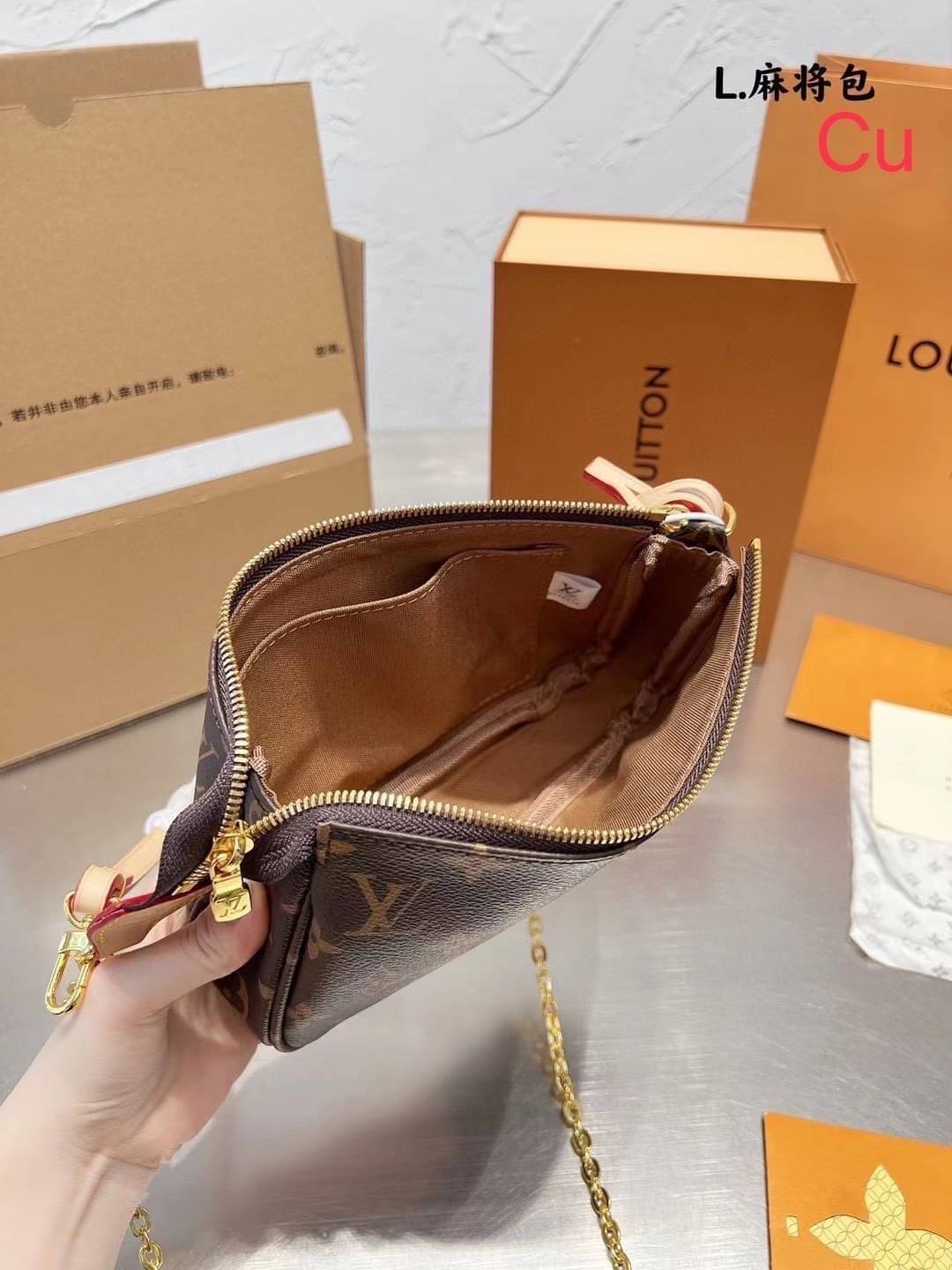 LV Pochette Accessoires bag 8" กระเป๋าทรงพอช อีกหนึ่งในสไตล์ที่มีเอกลักษณ์ของแบรนด์ สะดวกใช้งานได้ทุกวัน เป็น every day look ได้หลายสไตล์ ขนาดกะทัดรัดน่ารัก มาพร้อมสายสะพาย 2 เส้น สวยงามน่าใช้มากค่ะ