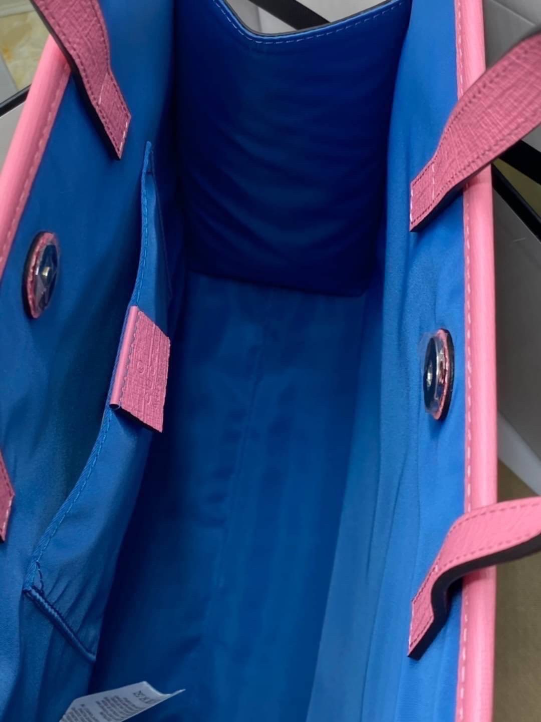 Ori GUCCI Children's tote bag GG kids ที่สุดของความน่ารัก ลิมิเต็ดแบบไม่มีเอาท์ สาวๆสายหวานไม่ควรพลาดด้วยประการทั้งปวงเลยค่าา หนังแท้เกรดดีที่สุด พิมพ์ลายแบรนด์รอบใบเทคเจอร์สวยอยู่ทรง ภายในมีโลโก้กว้างและจุสุดๆใส่สัมภาระได้เยอะ ภาพถ่ายจ