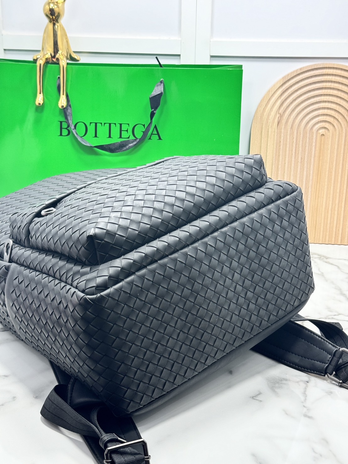 29cm ORI หนังแท้ | Bottega Shadow Signature Backpack / Bottega Backpack กระเป๋าเป้ กระเป๋าสะพายหลัง โดดเด่นด้วยงานสานตารางสวยคลาสสิคเรียบหรูเป็นเอกลักษณ์ ดีไซน์เรียบง่าย แต่ดูแพง กิมมิคที่ใครๆก็อยากเป็นเจ้าของ