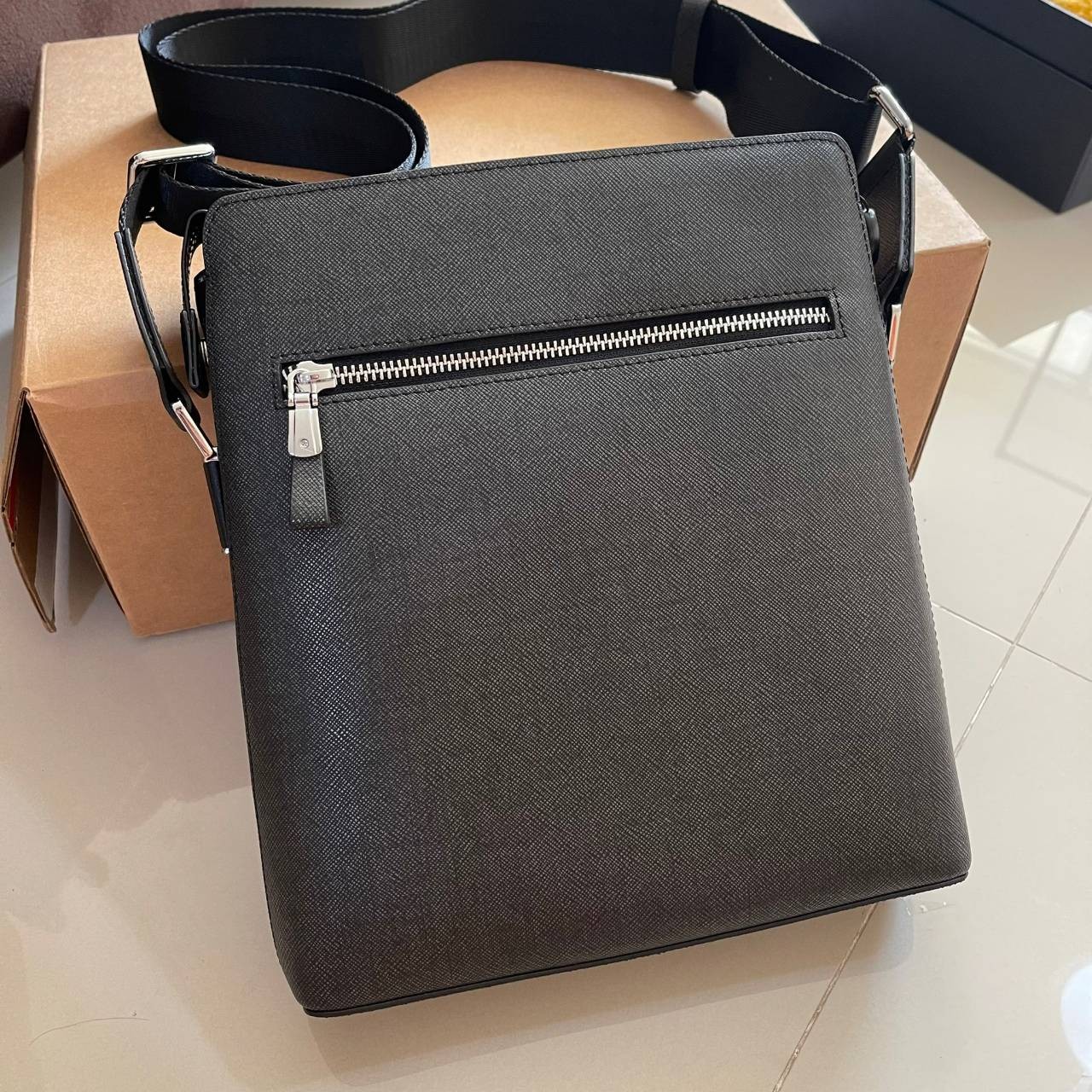 หนังแท้ PRADA SAFFIANO MAN BAG รุ่นตามหา Rare item!! กระเป๋าสะพายข้างคุณผู้ชาย งานสวยมาก เป็นหนังแท้ทั้งใบ ใส่ ipad ได้ จุของได้เยอะพอสมควรเลยค่ะ งานเรียบแต่หรูสุดๆ คุณภาพเกินราคาจริงๆ ค่าา