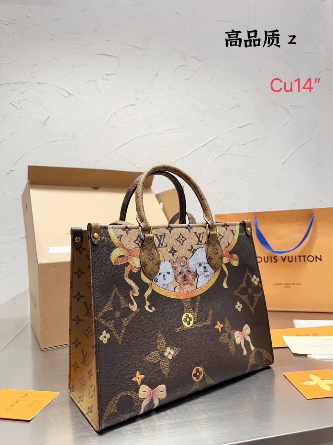 LV ONTHEGO Catogram Capsule Collection by Grace Coddington / LV CARRYALL TOTE กระเป๋าทรงโท้ทลายใหม่ น้องหมาน่ารัก น่าใช้ จุได้แบบจุกๆ ภายในโล่งกว้าง ภาพถ่ายจากงานจริง พร้อมส่ง