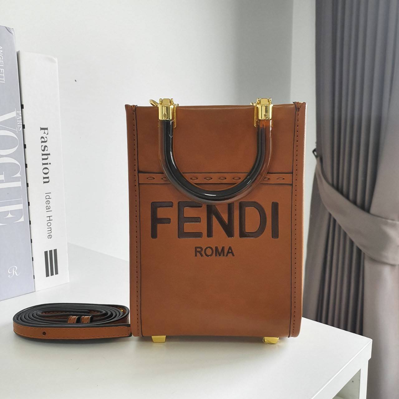 สวยหรูมาก กับ FENDI MINI SUNSHINE SHOPPER วัสดุหนังแท้ทั้งใบ ปั้มชื่อแบรนด์ด้านหน้า ที่จับเซรามิคสีสวยมีสลักแบรนด์ *ทรงมินิน่ารัก ด้านในเป็นช่องโล่งกว้าง สามารถใส่ กระเป๋าสตางค์สั้น มือถือได้ทุกรุ่น มาพร้อมสายสะพาย ถอดปรับได้ อะไหล่ปั้มแบรนด์สีทอง ปั้มโลโ