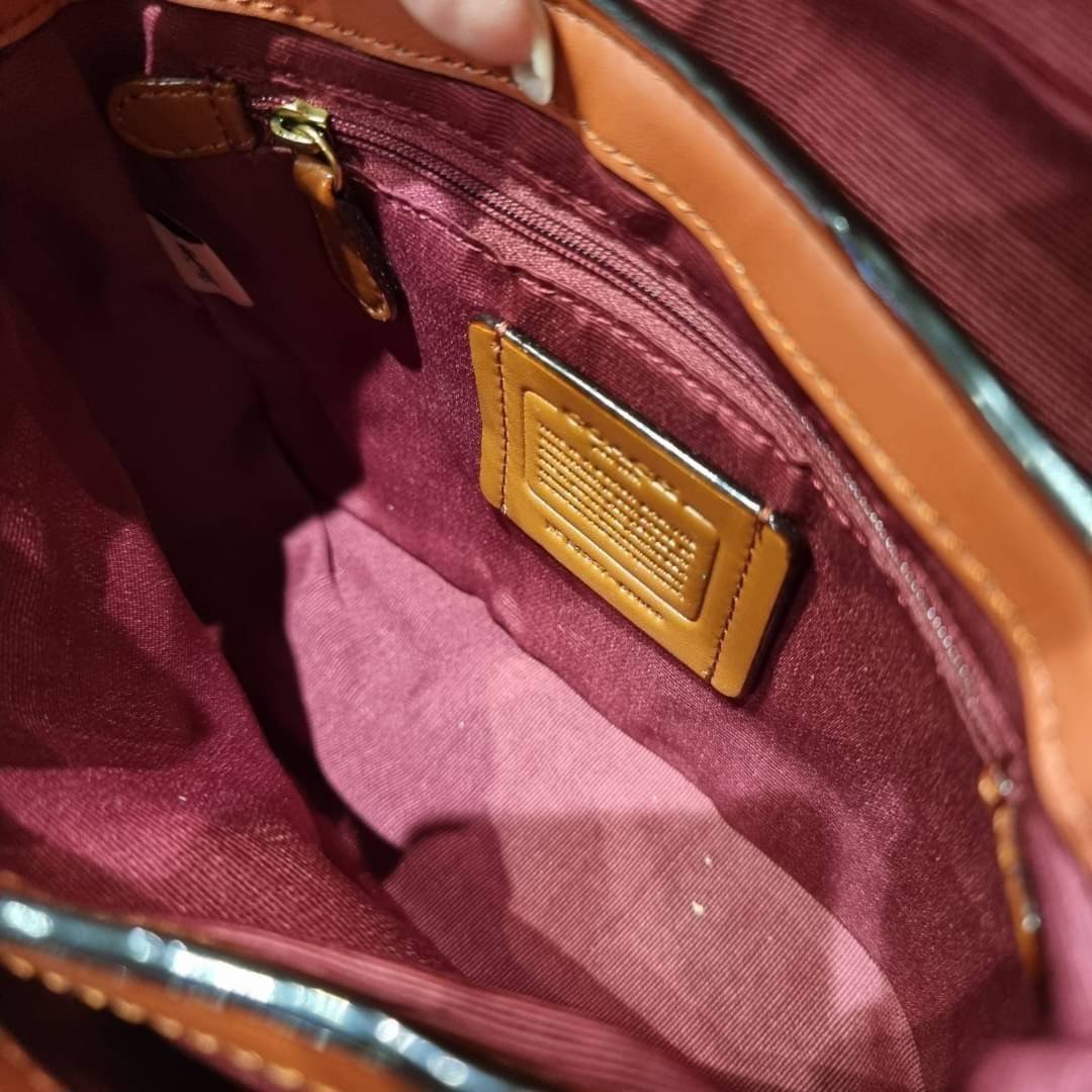 COACH 89089 CASSIE CROSSBODY 19 IN SIGNATURE CANVAS คัมแบ็คแล้วจ้า!! เรียบหรู ดูดี ต้องไอเท็มนี้เลย!! กระเป๋าสะพายข้าง สุดพิเศษ!! มีสายมาให้ถึง 3 แบบ!! สลับใช้แมทช์ตามสไตล์ได้เลย วัสดุหนังแคนวาสสลับหนังแท้ บอกเลยว่าสวยทุกสีนะคอลนี้ เปิด-ปิดด้วยตัวบิดล็อค 