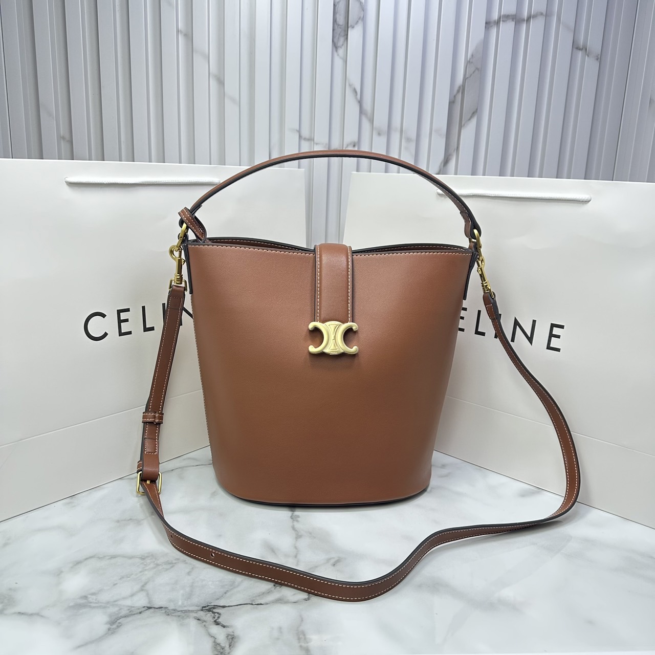 CELINE MEDIUM LOUISE BAG in SMOOTH CALFSKIN / Celine Bucket Bag กระเป๋าทรงบัคเก็ต กระเป๋าถือรุ่นใหม่ล่าสุด ดีไซน์หรูคลาสสิค