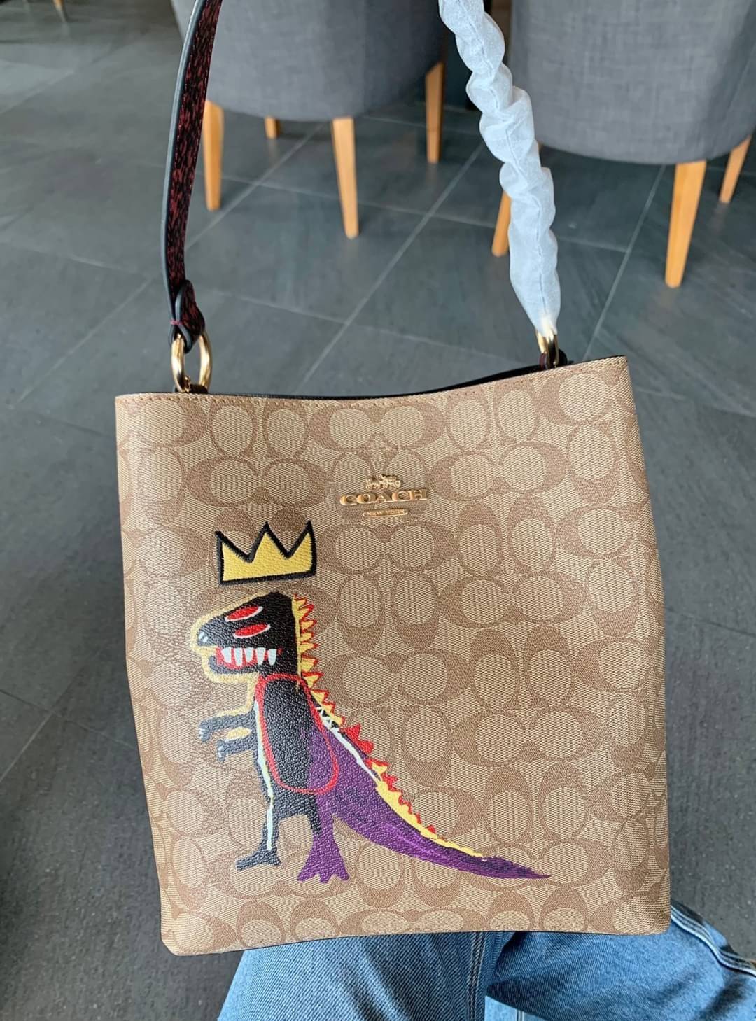 ใบใหญ่ตามมาติดๆ ห้ามพลาดค่า! Coach X Jean Michel Basquiat Town Bucket Bag In Signature Canvas ((C5787)) พร้อมส่งใบใหญ ใส่จุใจเลยจ้าา😘 กระเป๋าทรงถังใหญ่ วัสดุหนังแคนวาส หนังนิ่มสวยงาม 💥จุดเด่นคือเพนท์รูปก็อตซิล่าสวมมงกุฏ เป็นการออกแบบโดยการ