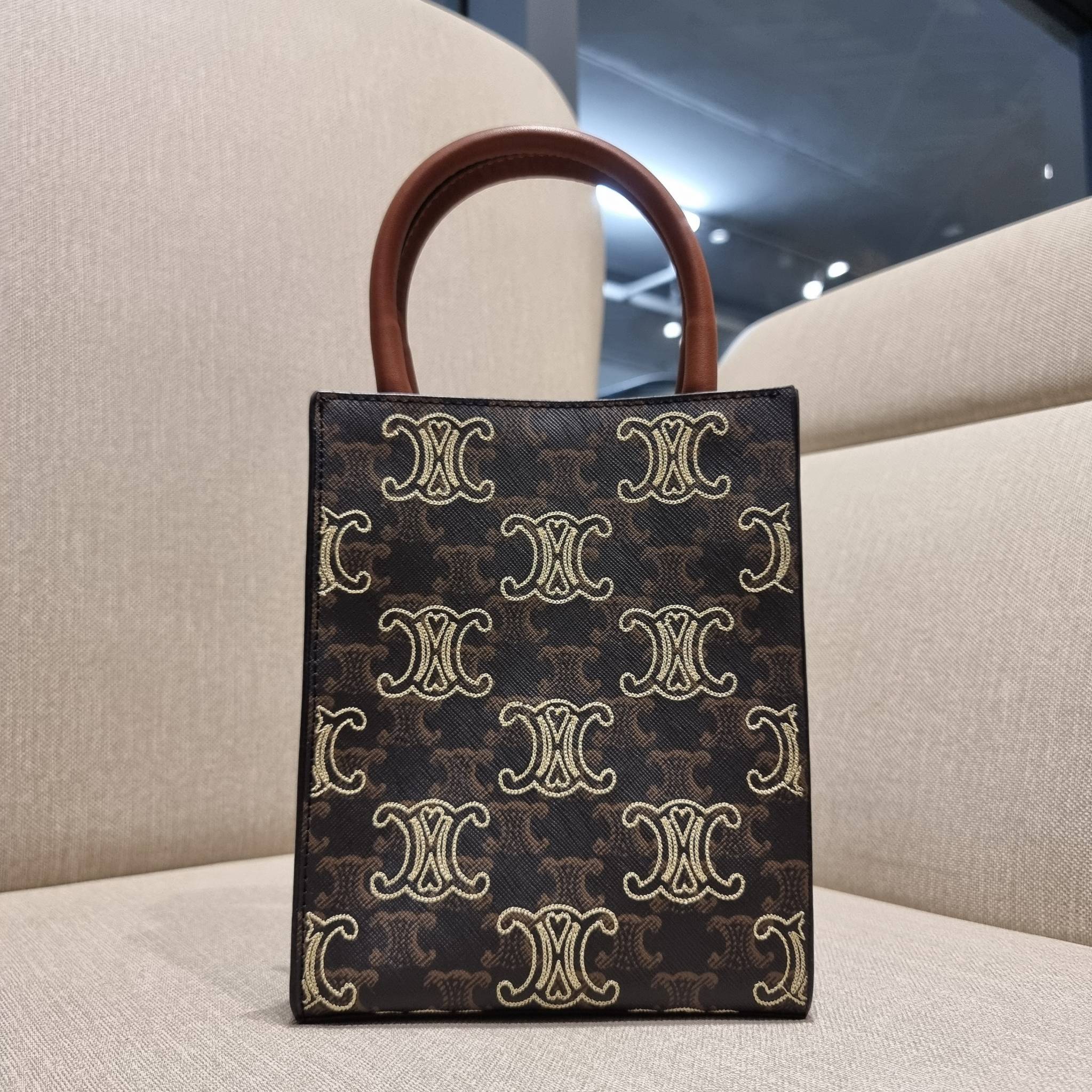 VIP 🥂 CELINE MINI VERTICAL CABAS IN TRIOMPHE CANVAS WITH TRIOMPHE HEART EMBROIDERY ใหม่พร้อมเสิร์ฟ กับกระเป๋าสะพายทรงโท้ท ไซส์มินิ ขนาดกำลังสวยพอดี สะดวกพกพา โดดเด่นด้วยโลโก้ลายปัก ดีเทลเดินด้ายรูปหัวใจ เพิ่มดีเทลความแพงไปอีก วัสดุหนังแคนวาส มีหูจ