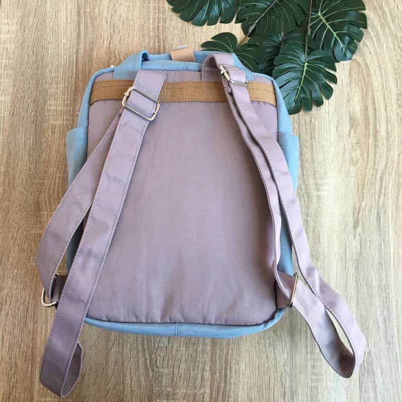 ของแท้ Doughnut mini bagpack กระเป๋าเป้ทีฮิตกันมากในหมู่วัยรุ่นฮองกง ด้วยสีสันที่โดดเด่น โทนสีพาสเทล ดีไซน์น่ารัก ทันสมัย กันน้ำได้ ช่องใส่ของหลายช่องแยกเป็นสัดส่วน จะสะพายไปเรียนหรือเที่ยวได้ในใบเดียวเลยคร้าา