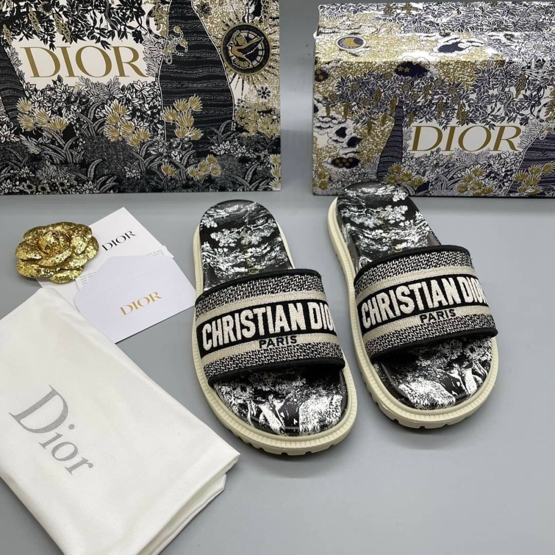 DIOR DWAY SLIDE Toile de Jouy Flowers Embroidered Cotton Dior Sandals รองเท้าแตะที่เป็นเอกลักษณ์ ที่สุดแห่งความหรูหราใช้งานได้ทุกวัน ตัดเย็บจากผ้าฝ้ายปักลาย ประดับด้วยรายละเอียดสวยงาม เสริมส้นยางหนาอย่างดีสวมใส่ง่าย น้ำหนักเบา งานเกรดออริจินอล 1:1 เหมือนท