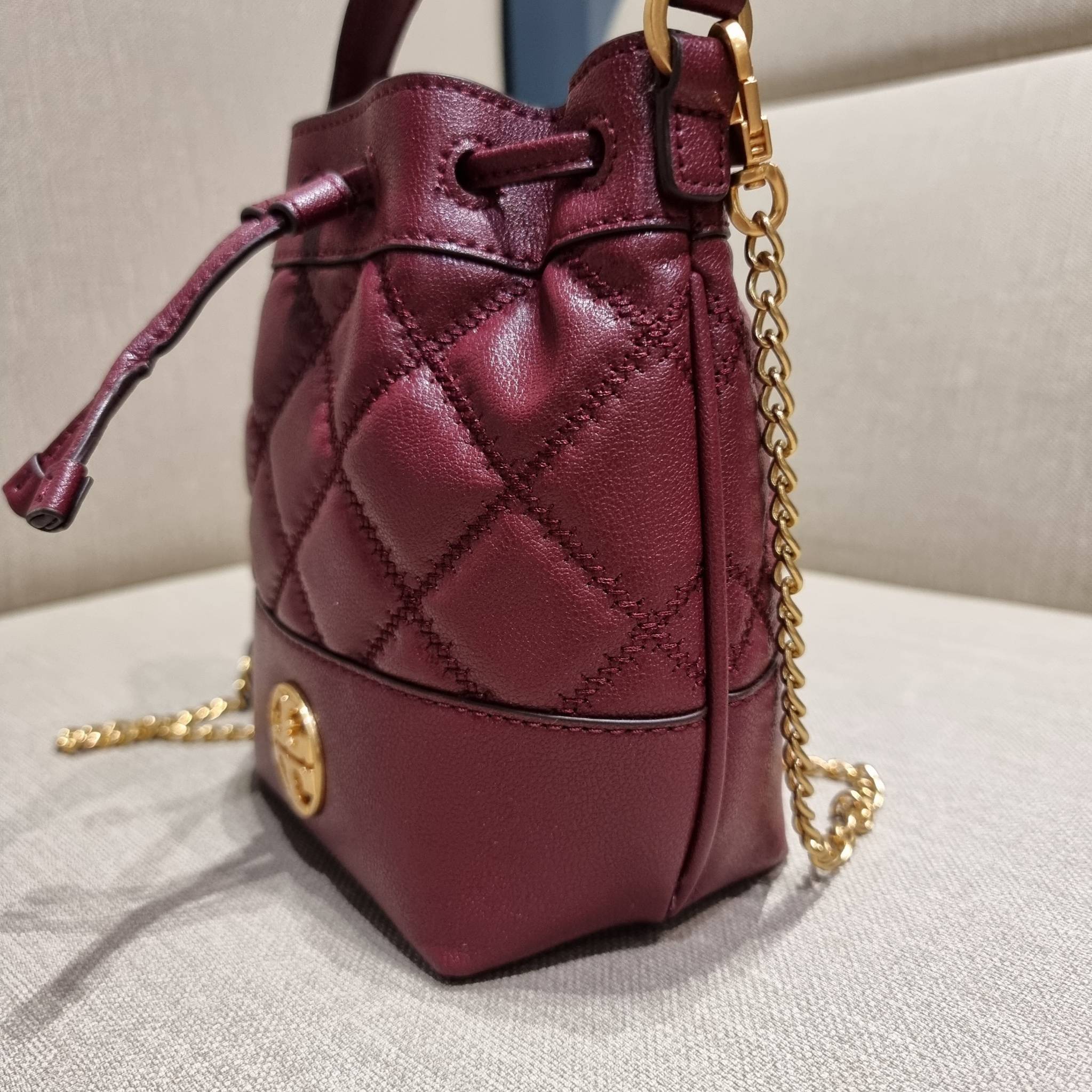TORY BURCH WILLA MINI BUCKET BAG NEW ARRIVAL สุดปัง กระเป๋าสะพายทรงบัคเก็ต สวยผู้ดี โดดเด่นด้วยโลโก้สีทองดูหรู อัพลุคผู้ดี๊ผู้ดี วัสดุหนังแท้ ดีไซน์บุนวม เส้นคมดีเทลหรู เปิด-ปิดหนังรูดปากกระเป๋า มีหูหิ้วในตัว คล้องแขนเก๋ๆ ภายในเป็นช่องโล่ง มีช่องย่อย ใส่ข
