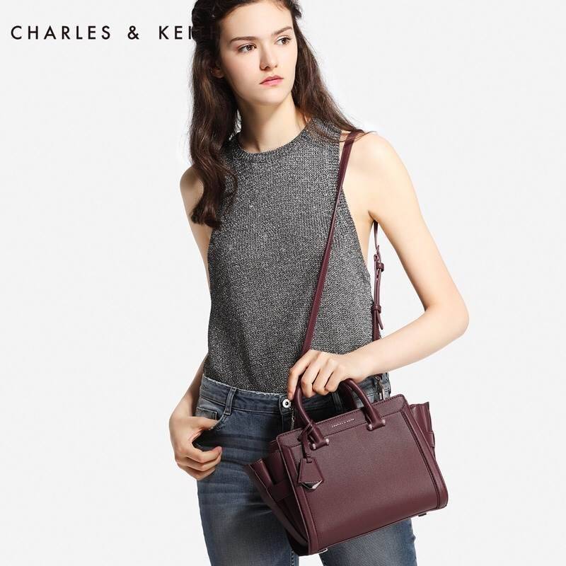 ITH STRUCTURED TRAPEZE BAG 2018 กระเป๋าถือหรือสะพายรุ่นยอดนิยมดีไซน์สวยหรูวัสดุหนังคาเวียร์อยู่ทรงด้านข้างเเต่งหนังช่องตัดดูมีดีเทล ด้านหน้าสกรีนโลโก้ ด้านหลังมีช่องซิป เปิดปิดด้วยซิปหัวซิปปั้มโลโก้ หูจับเเข็งแรง พับลงได้ พร้อมสายสะพายหนังปรับระดับได้ถอดไ