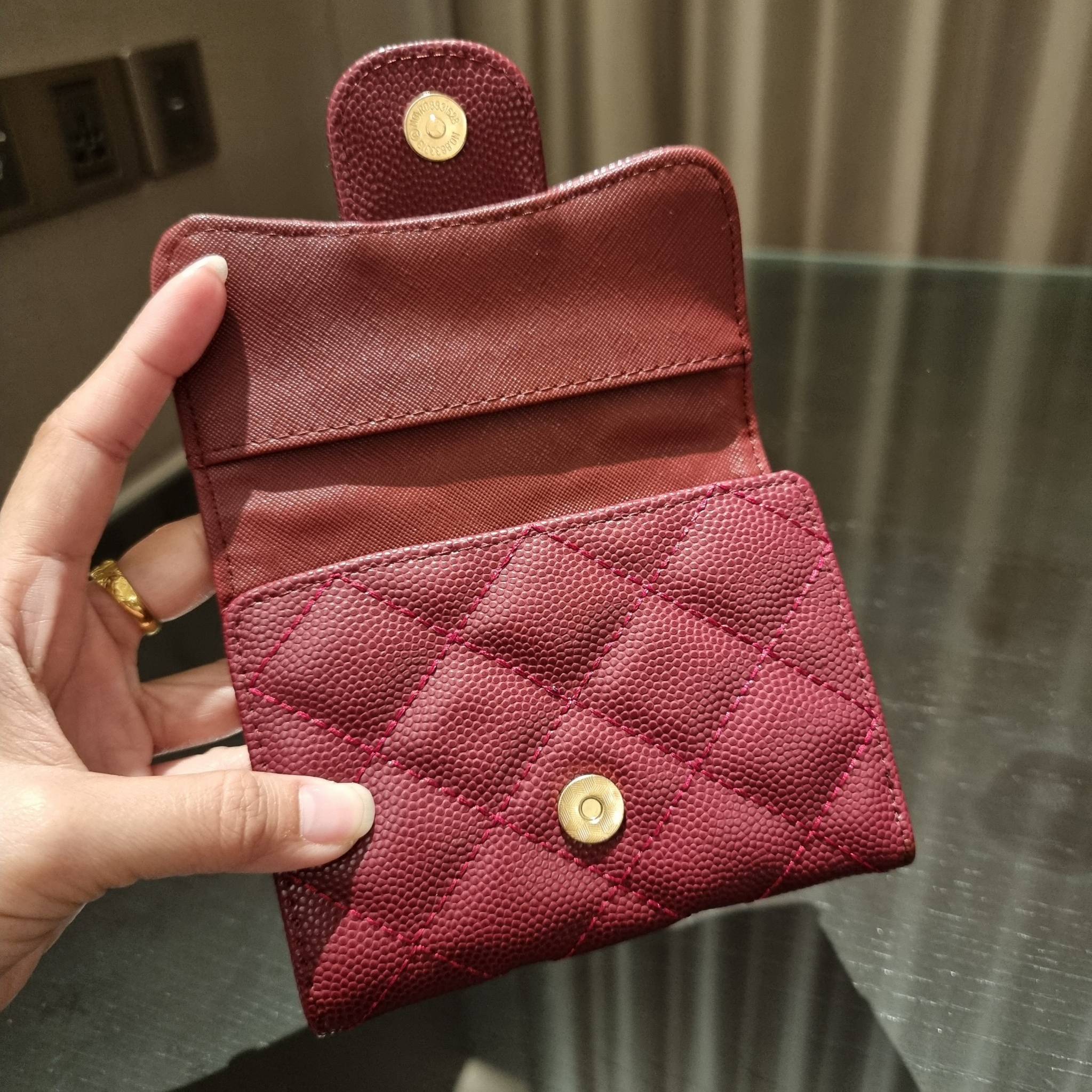 VIP 】มาแล้วจ้า!! รุ่นแนะนำ!! ฮิตติดใจสาวๆ!! กระเป๋าสตางค์ใบสั้นรุ่นฝาพับ จาก Chanel premium for gift เรียบหรู ดูไฮน์ วัสดุหนังสังเคราะห์ลายคาร์เวีย ด้านในเป็นหนังซาฟเฟียโน่ เปิด-ปิดด้วยกระดุมแม่เหล็ก ภายในกระเป๋ามีช่องใส่บัตร ใส่ธนบัตรได้ ดีไซน์เรียบหรูตา