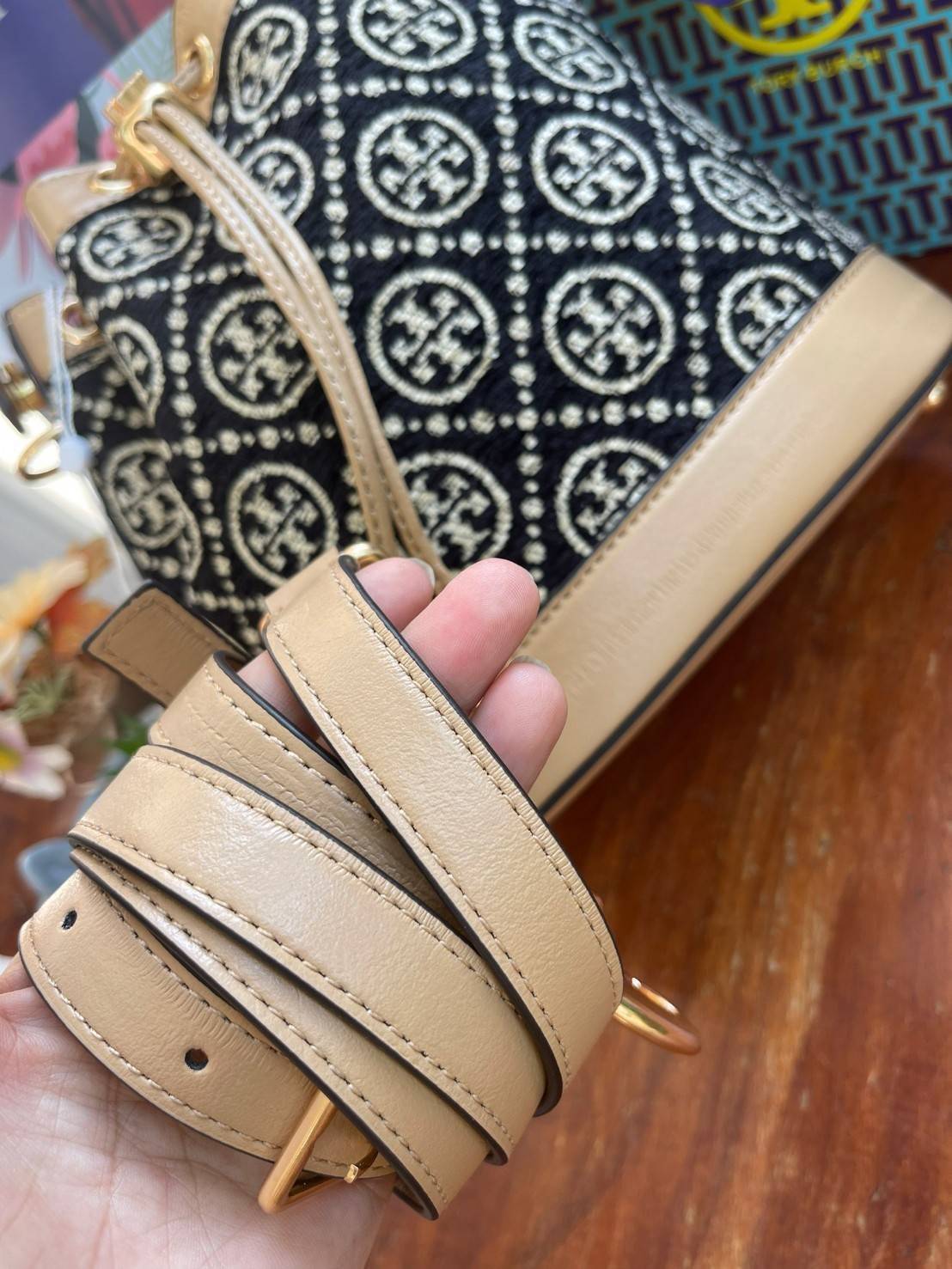 OUTTLET 】Tory burch T Monogram Chenille Bucket Bag เปิดตัวอีกหนึ่งรุ่นกับกระเป๋าลาย T MONOGRAM รุ่นใหม่ล่าสุดจาก TORY BURCH พลาดไม่ได้กับโลโก้สุดคลาสสิก ลวดลาย T Monogram คือวัสดุ chenille หรือที่เรียกว่า ด้านไหมกำมะหยี่ มารังสรรค์ลงบนกระเป๋าBucketใบนี้ เ