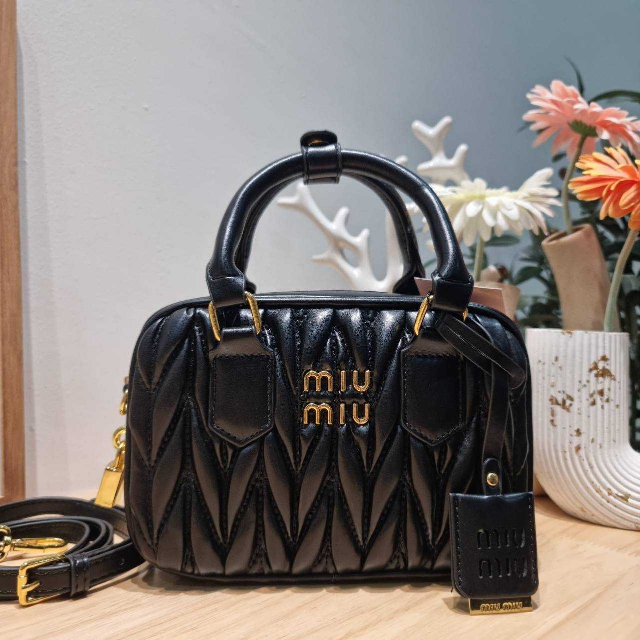 MIU MIU ARCADIE METELASSE MINI LEATHER BAG กระเป๋าถือ/สะพายสุดชิค ที่ไม่มีตอนนี้คือพลาด ดีไซน์เพิ่มดีเทล ด้วยการเดินด้ายเป็นเอกลักษณ์ สวยดูแพง