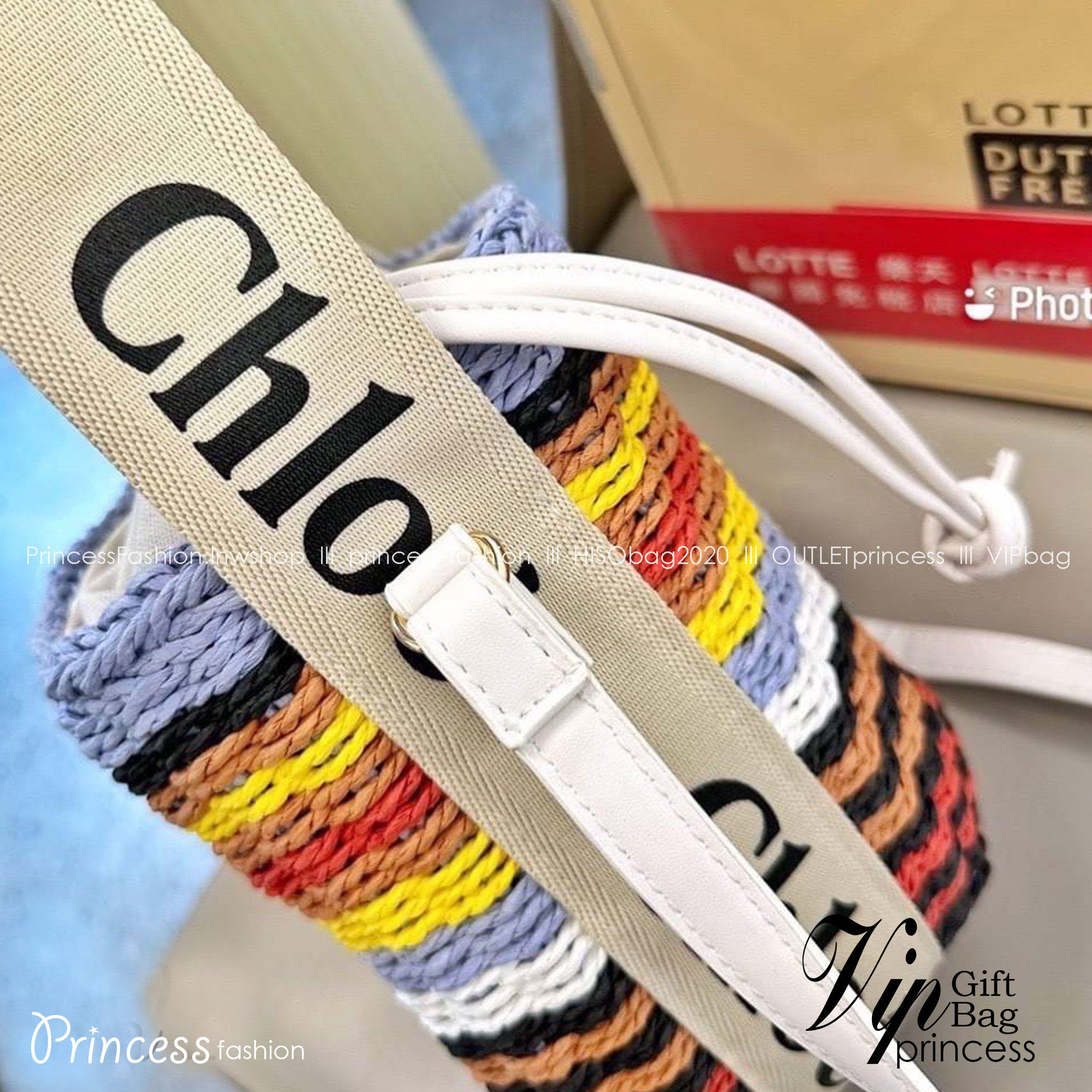 CHLOE WOODY BASKET BAG Mini Multicolor กระเป๋าสะพายสานทรงตะกร้าสไตล์มินิมอล ยอดฮิตติดลมของแบรนด์ ด้วยวัสดุสังเคราห์ สานทอเต็มใบออกมาเป็นลวดลายสวยงาม