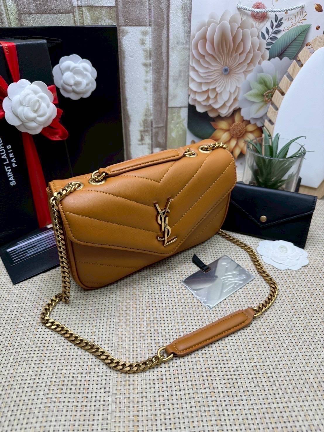 ORI หนังแท้ | YSL LOULOU small in MATELASSÉ กระเป๋าสะพายสายโซ่าีทองหรูหรา งานหนังแท้เนื้อนุ่มตะเข็บเย็บลายเชฟรอนสวยหรูโดดเด่นเป็นเอกลักษณ์ 🤍 เกรดออริจินอล หนังแท้