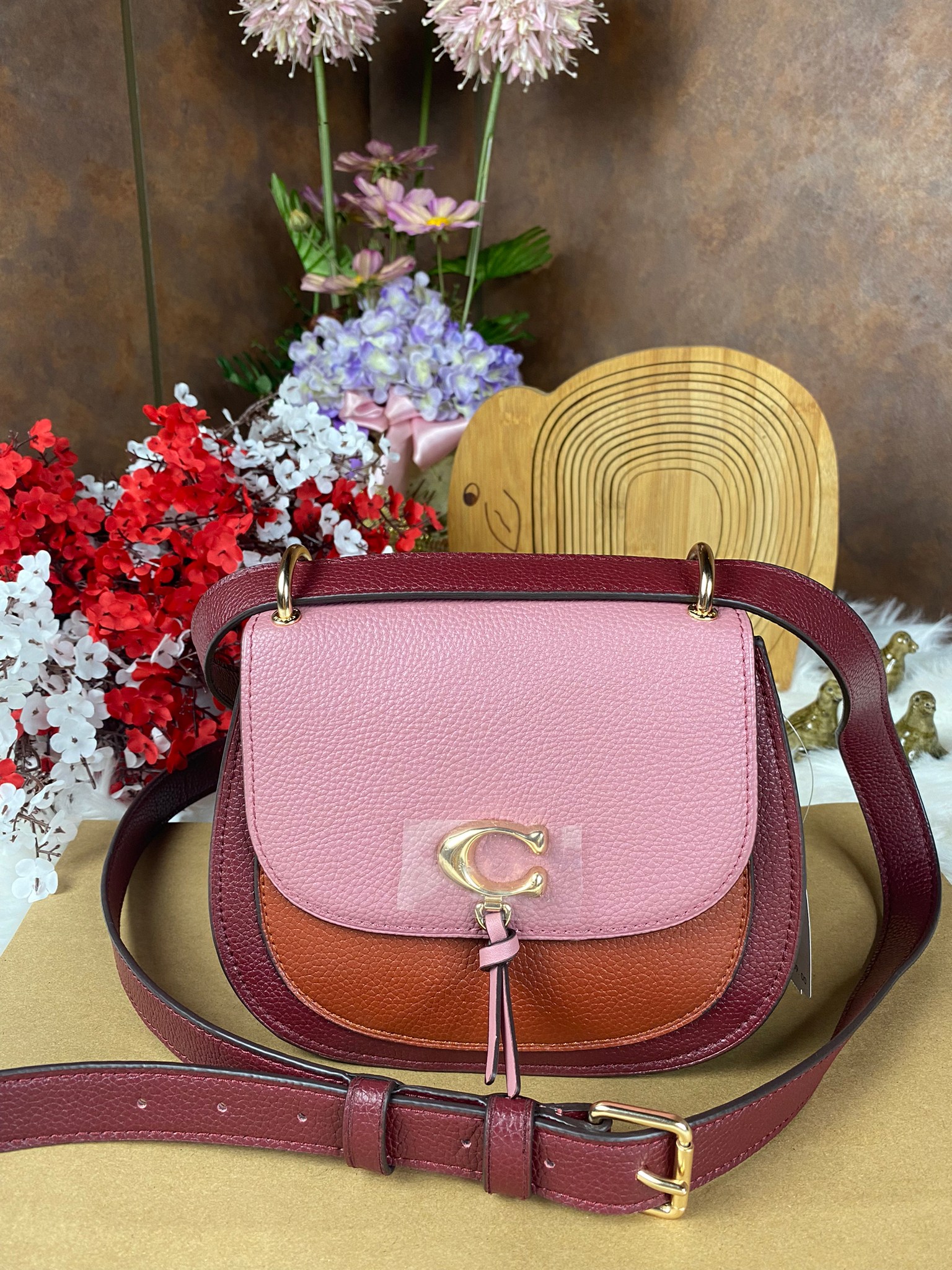 OUTLET 】COACH REMI SADDLE BAG IN COLORBLOCK ((1330)) รุ่นแนะนำ คลาสสิคน่าใช้มากๆ วัยใสๆใช้ดีค่ะ 😘 พร้อมส่งที่ไทยอีกครั้ง! กระเป๋าสะพายข้าง//ครอสบอดี้ร์//หรือทบเป็นสายคู่สะพายไหล่ได้ค่ะ แล้วแต่ชอบเลยค่ะ! วัสดุหนังแท้ ลายหนังสวยมากๆค่ะรุ่นนี้ หลงรัก