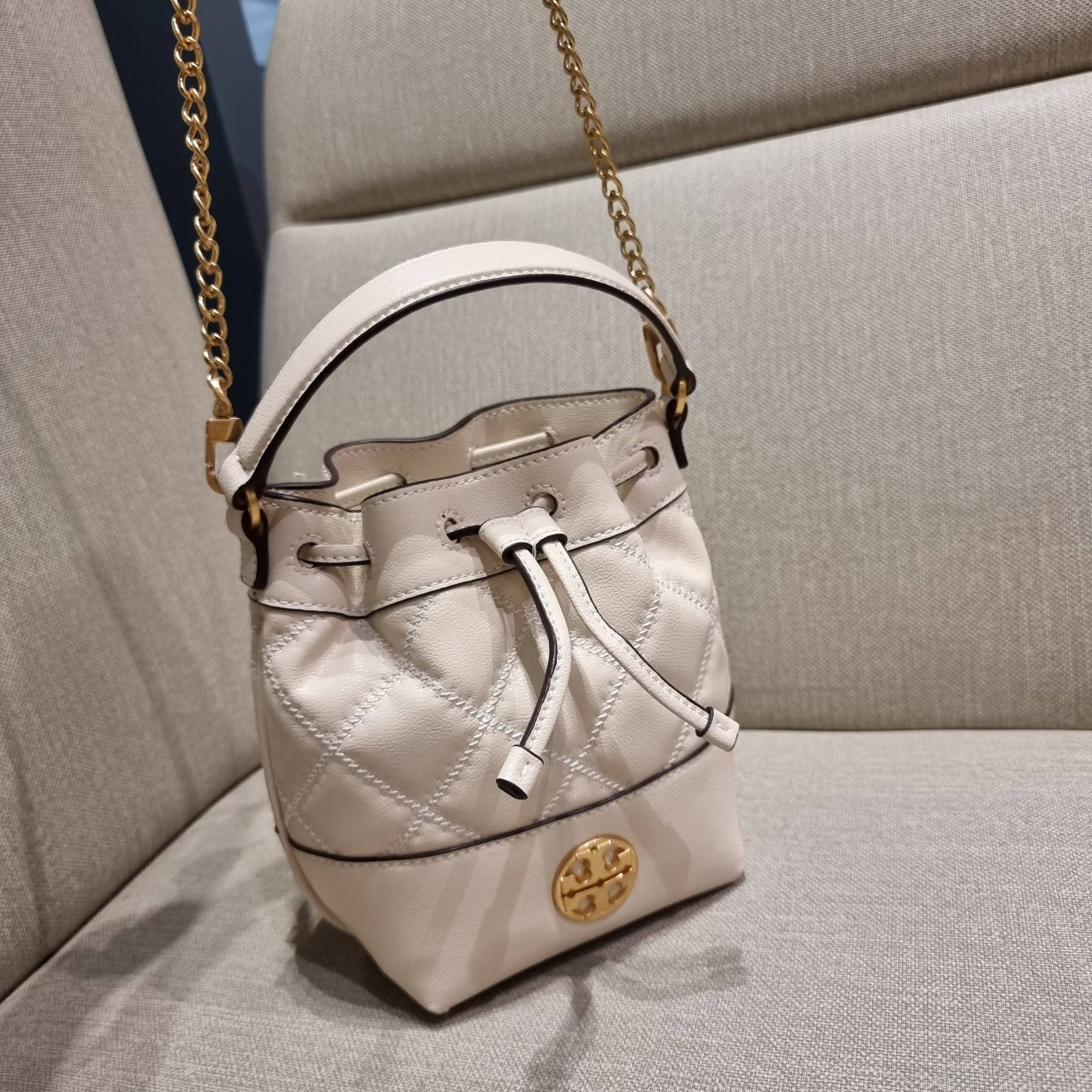 TORY BURCH WILLA MINI BUCKET BAG NEW ARRIVAL สุดปัง กระเป๋าสะพายทรงบัคเก็ต สวยผู้ดี โดดเด่นด้วยโลโก้สีทองดูหรู อัพลุคผู้ดี๊ผู้ดี วัสดุหนังแท้ ดีไซน์บุนวม เส้นคมดีเทลหรู เปิด-ปิดหนังรูดปากกระเป๋า มีหูหิ้วในตัว คล้องแขนเก๋ๆ ภายในเป็นช่องโล่ง มีช่องย่อย ใส่ข
