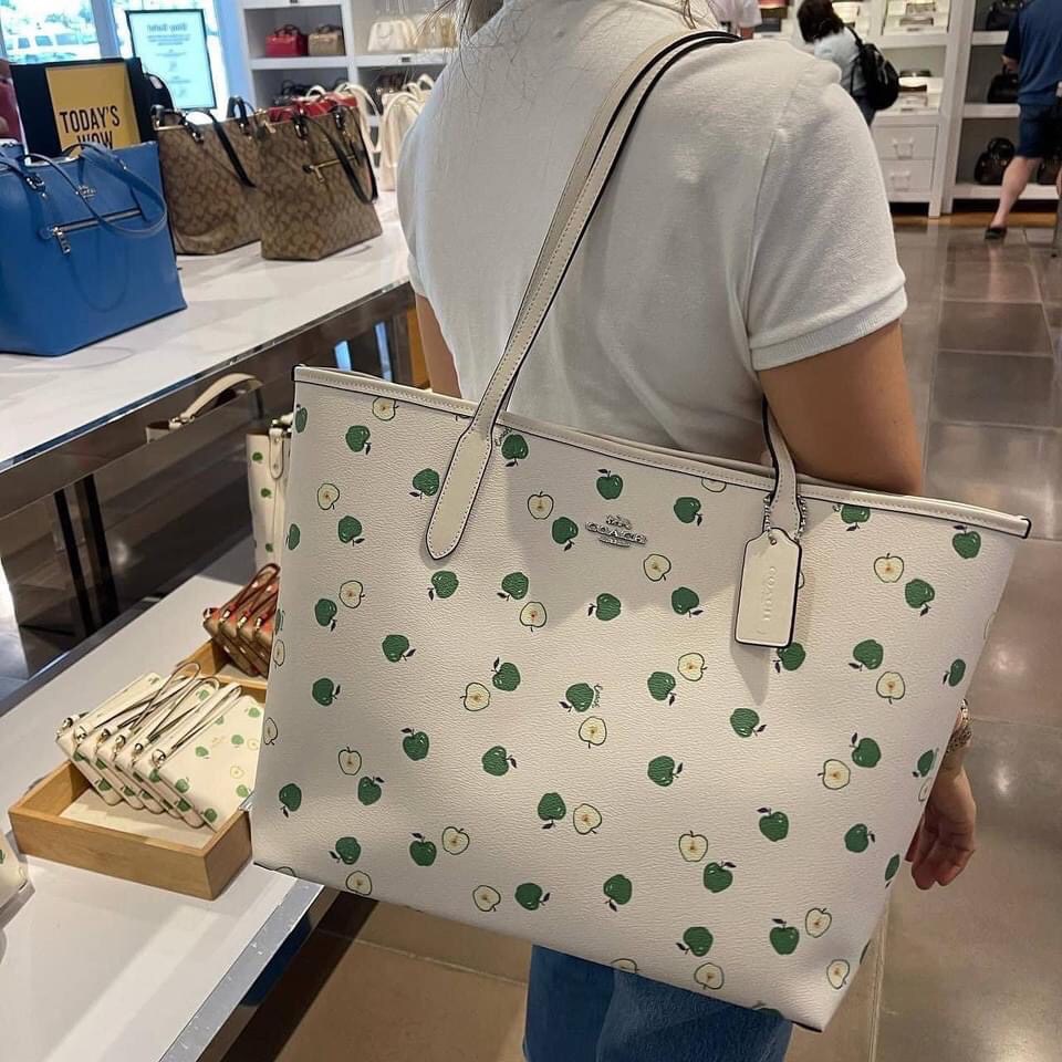 COACH C4119 CITY TOTE WITH APPLE PRINT แจกความน่ารักสดใส ด้วยเหล่าแอปเปิ้ลเขียวที่ยกมาทั้งสวน!! ดีไซน์ดึงดูดความสนใจได้ดีเลยทีเดียว กระเป๋าทรงช็อปปิ้งใบใหญ่ ที่จุยิ่งกว่าจุ!! ใส่เสื้อผ้าไปต่างจังหวัดยังได้ เพราะภายในโล่งกว้างมาก วัสดุหนังแคนวาสเคลือบลาย ท