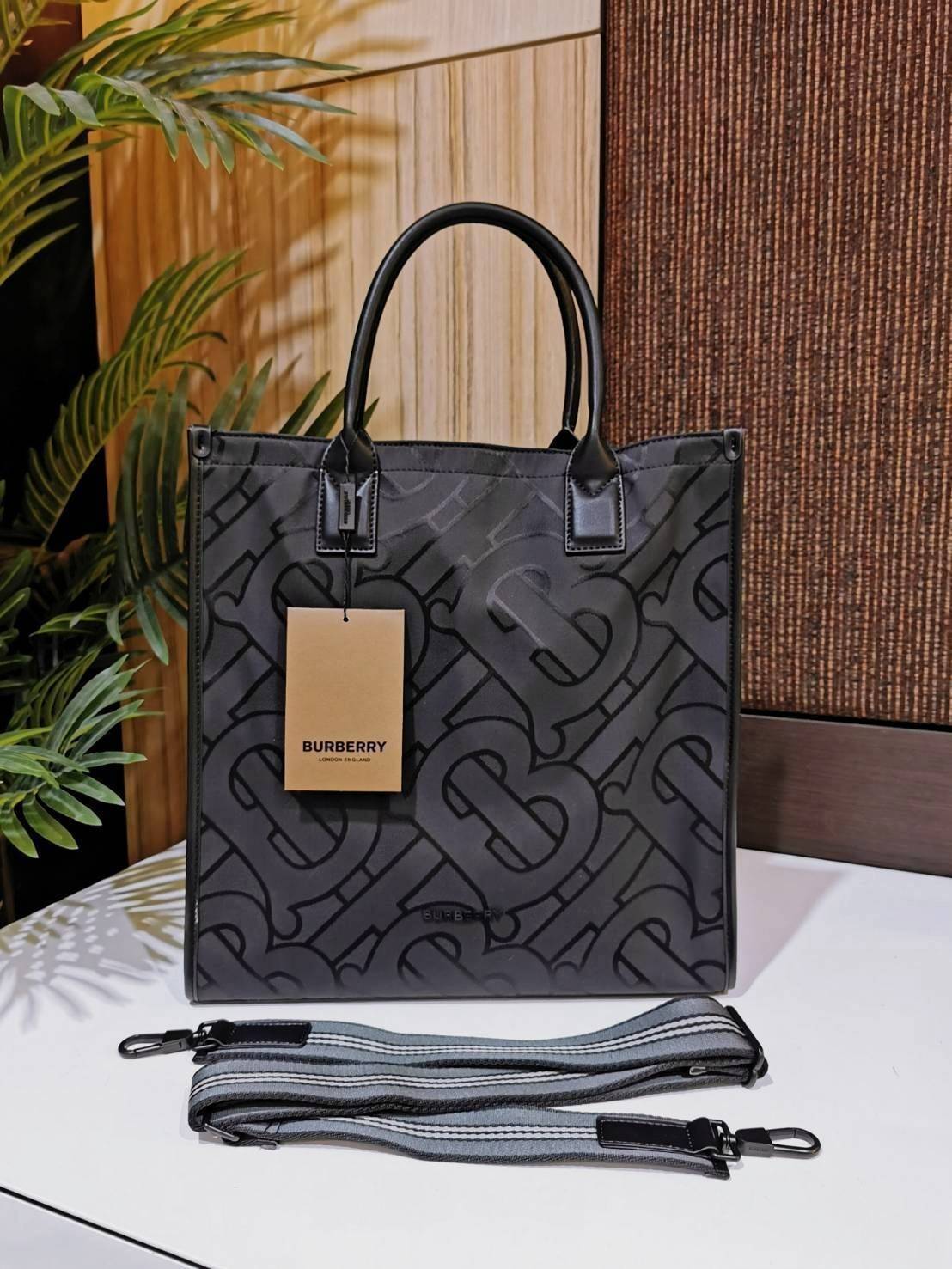 VIP 】ห้ามพลาด! พร้อมส่ง Rare Items! NEW ARRIVAL! BURBERRY FRAGRANCES MONOGRAM TOTE BAG VIP GIFT WITH PURCHASE (GWP) Limited Edition จาก BURBERRY PURFUME COUNTER วัสดุหนังแท้และ POLYAMIDE ขึ้นลาย TB Monogram ประดับโลโก้ด้านหน้า ใบใหญ่จุใจ ใส่หนังสือ เอกสาร