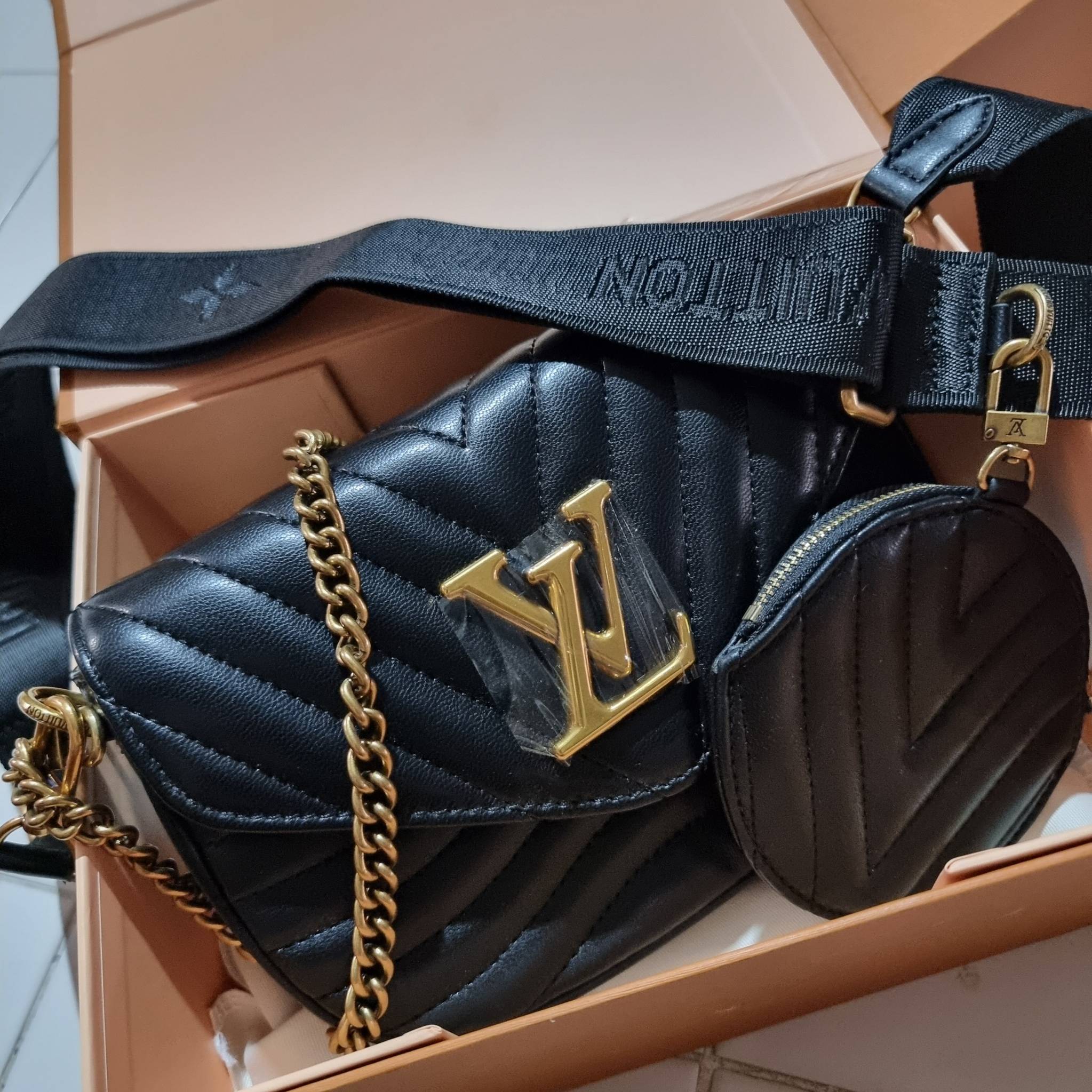 LV new wave pochette multi bag กระเป๋าสะพายมัลติฟังก์ชั่น สุดหรู มาพร้อม box set รับรองว่าดีงาม ลูกเล่นคลาสสิคผสานความวินเทจ มีสายสะพายให้ 2 เส้น และกระเป๋าใบลูก เล็กน่ารัก วัสดุหนังแท้ ภายในเป็นช่องโล่ง แบ่งสัดส่วนมีช่องย่อย ใบนี้ปรับใช้ได้หลายสไตล์ ลุคไ