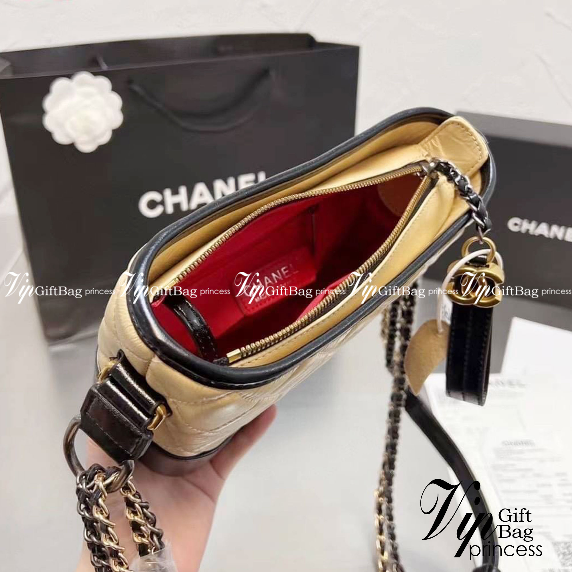 CHANEL SHOULDER BAG / CHANEL GABRIELLE HOBO BAG มี 2 size 8" 10" กระเป๋าสะพายข้าง/ไหล่ หนังนิ่ม หรู มาพร้อมพวงกุญแจสัญลักษณ์แบรนด์ อะไหล่พร้อมโซ่สะพายสีทองสลับเงิน สามารถสะพาย crossbody หรือสะพายไหล่ได้หมด สะพายแล้วขับผิวมากๆ