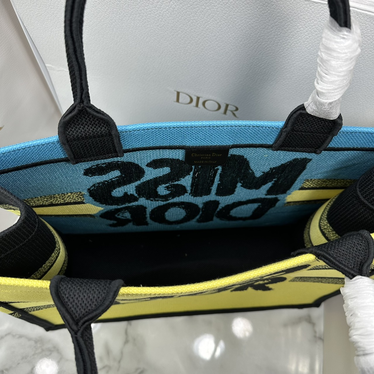 ORI หนังแท้ | ORI หนังแท้ | Dior BookTote Yellow-Blue Miss Dior Embroidery Tote Bag กระเป๋าทรงโท้ทคอลใหม่ โทนสีสดใสคลาสสิก สวยงามและหรูหรา