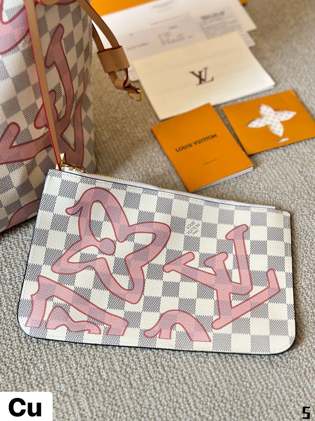 LV Neverfull MM Tahitienne Damier Azur / Capri Monogram กระเป๋าทรงโท้ทใบใหญ่ ดีไซน์ใหม่ สีสันลวดลายโดดเด่นไม่ซ้ำใคร แต่งแต้มลงบนกระเป๋าสร้างดีเทลให้ดูมีมูลค่าเพิ่มขึ้น อัพลุคได้เลย