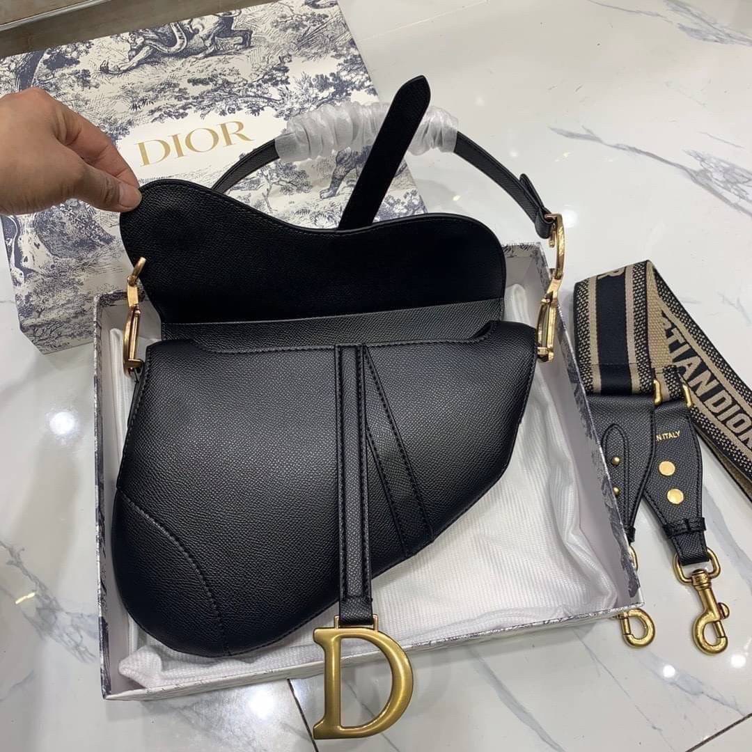หนังแท้ DIOR SADDLE BAG Black Goatskin กระเป๋ารุ่นยอดนิยมตามแบบฉบับแบรนด์ งานทอลายคมชัด ใช้งานได้ 2 แบบ สะพายยาว CROSSBODY และสายสั้นถือได้เก๋ๆ ลุคนี้คูลสุดๆ เลยค่าา ภาพถ่ายจากสินค้าจริง! สวยมาก พร้อมส่งที่ไทยราคาสุดคุ้ม สาวๆ ห้ามพลาดค่ะ!