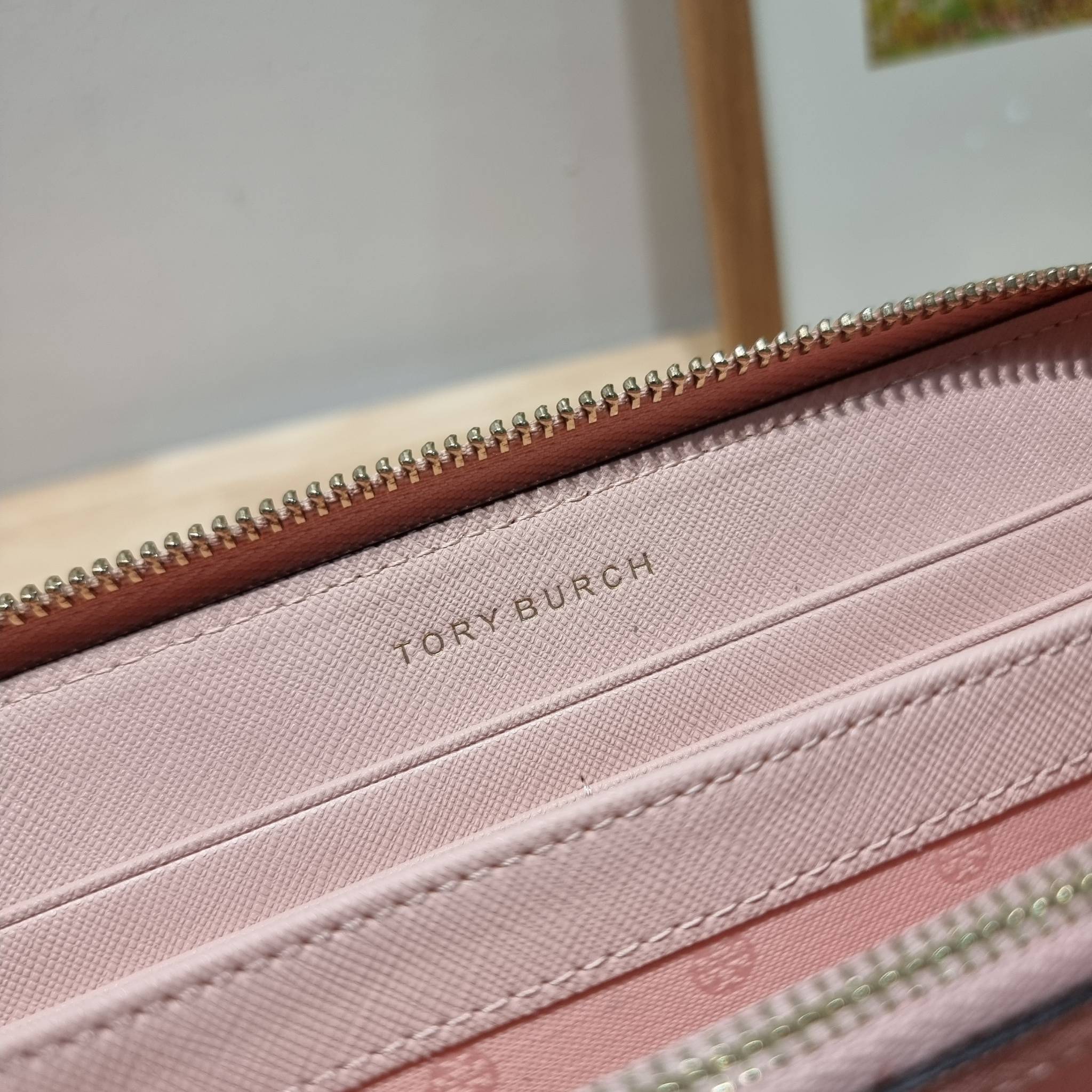 TORY BURCH ROBINSON MULTI GUSSET ZIP CONTINENTAL WALLET รุ่นหายาก พร้อมสีน่ารักน่าใช้ ต้อนรับเดือนแห่งความรัก!! กับกระเป๋าสตางค์ใบยาว ขนาดกำลังพอเหมาะ ดีไซน์เรียบหรู