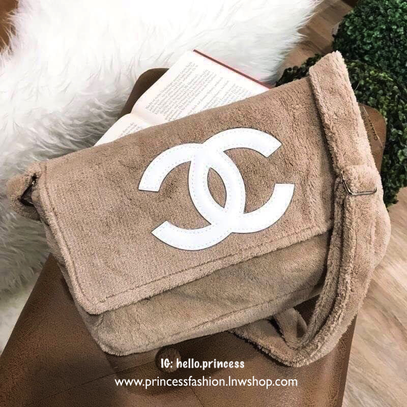 MUST HAVE! Chanel Beaute Crossbody Bag กระเป๋าถือหรือสะพายพรีเมี่ยมของเเท้จาก Chanel Cosmetic Counter VIP Gift รุ่นแนะนำวัสดุขนวูฟสีดำหนานุ่มตัดโลโก้แบรนด์หนังแก้วสวยโดดเด่น น้ำหนักเบา เปิดปิดด้วยฝาปิดกระดุมแม่เหล็ก ใบใหญ่กำลังดีใส่ ipad กระเป๋าสตางค์ใบยา