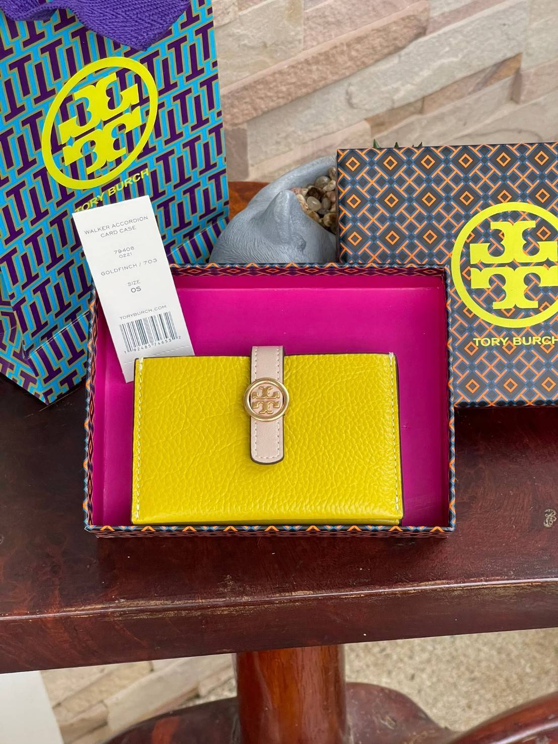 Tory burch walker accordion card case ให้ลุคสาวเรียบร้อย ใส่การ์ดหรือนามบัตรได้ ดีไซน์เรียบง่าย สาว ๆ คนไหนอยากได้กระเป๋าที่ทำมาจากหนังแท้ต้องรุ่นนี้เลยค่ะ ตัวกระเป๋ามีความทนทานและใช้งานได้นานหลายปี ไม่ต้องเปลี่ยนแบบบ่อย ๆ อีกทั้งยังมีขนาดกะทัดรัดพอเหมาะก