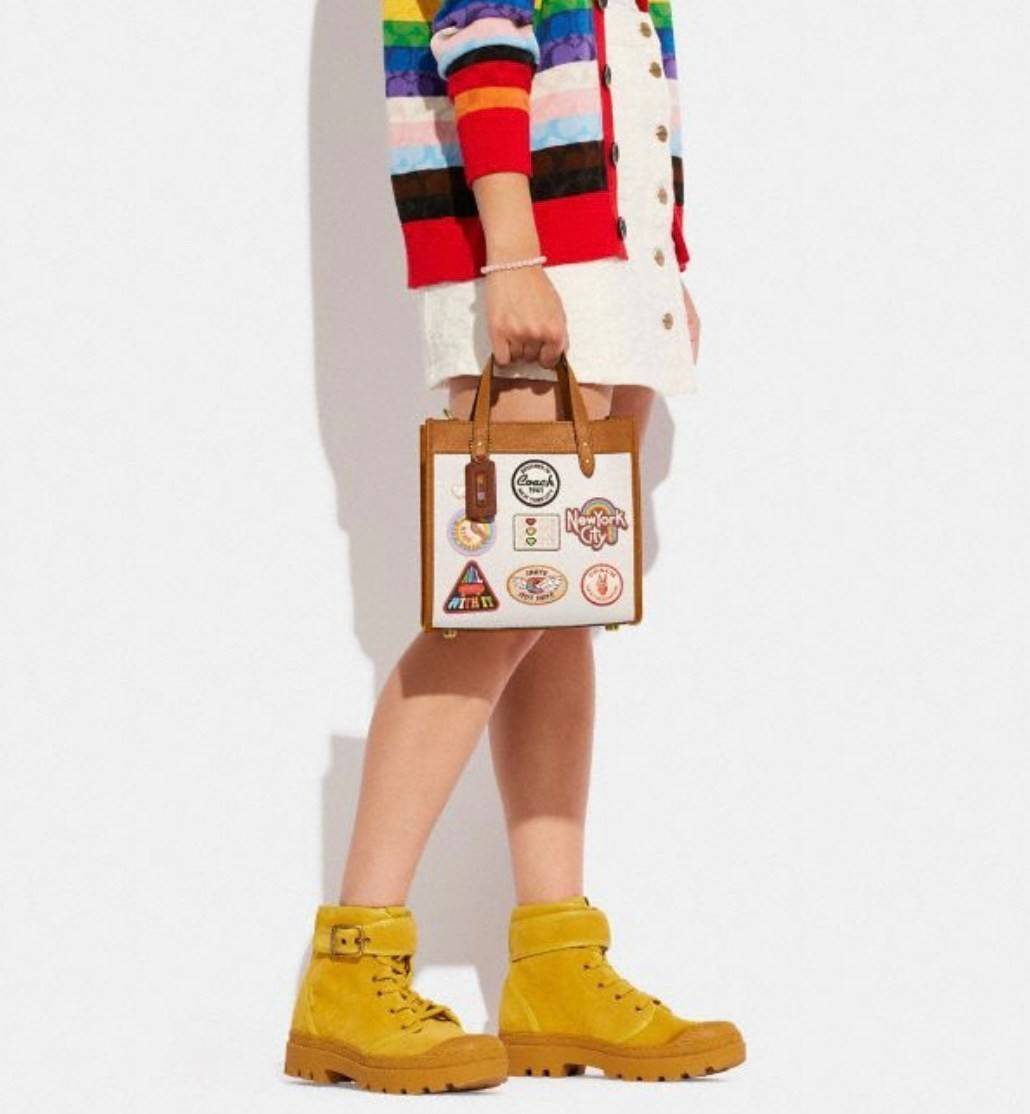 COACH FIELD TOTE 22 WITH PATCHES CA138 ส่วนหนึ่งจาก Coach Pride Collection ซึ่งเป็นการเฉลิมฉลองความเท่าเทียม ความหลากหลาย และการแสดงออกถึงตัวตนที่แท้จริงภายในชุมชน LGBTQIA+ ในเดือนนี้และทุกเดือน ตั้งแต่วันธรรมดาที่วุ่นวายไปจนถึงวันหยุดสุดสัปดาห์ที่เต็มไปด