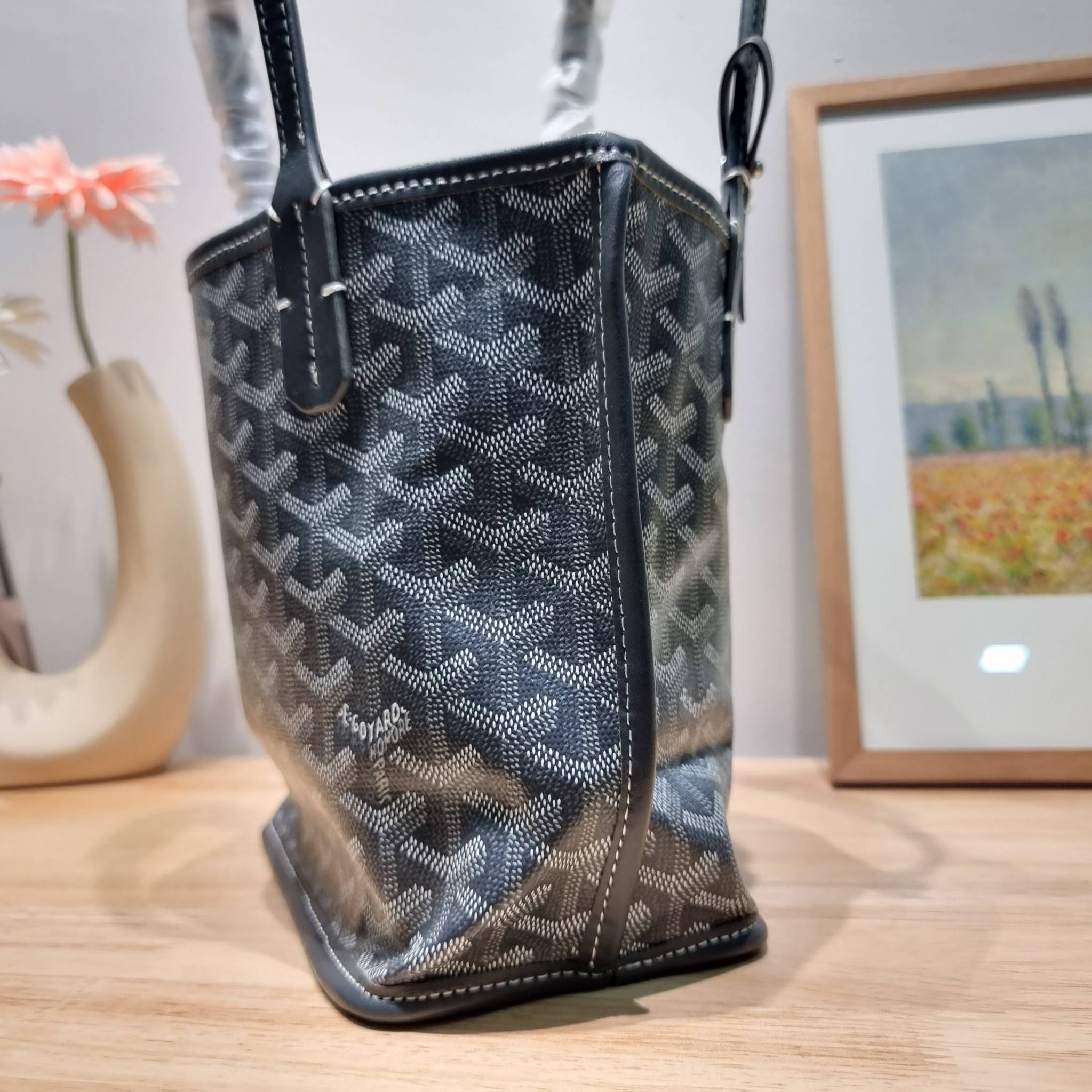 GOYARD MINI ANJOU REVERSIBLE TOTE ฮอตไอเท็ม กับกระเป๋าสะพายทรงโท้ท ไซส์มินิ กะทัดรัดมาก มาครบสีขายดี เลิศทุกสี รูปทรงคลาสสิค ดีไซน์เป็นเอกลักษณ์ ใช้งานได้หลากหลาย สามารถกลับด้านใช้ได้แบบไม่มีเบื่อ