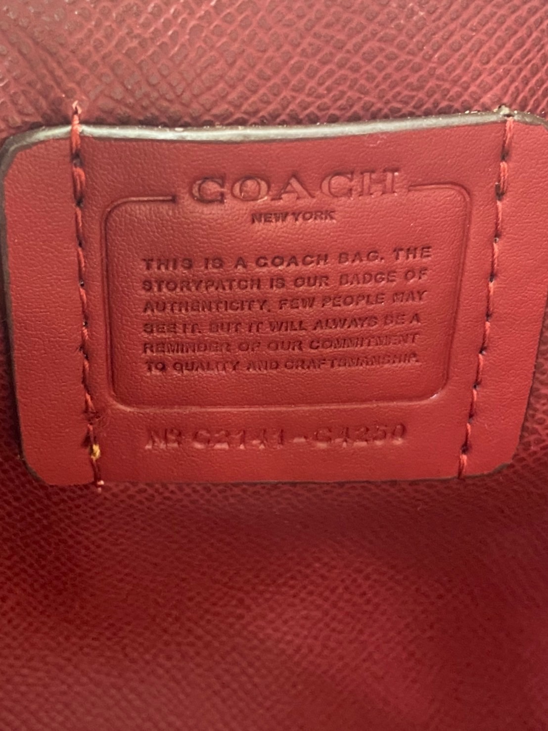 ไม่หลงรัก ทำไงไหว!! COACH MOLLIE TOTE 25 IN SIGNATURE CANVAS WITH SNOOPY (COACH C4250) กระเป๋าถือ กระเป๋าสะพาย รุ่นฮิต พิมพ์ลาย น่ารักเกินเบอร์ได้อีก// ขนาดเหมาะมือ มีสายสะพายยาว ถอดและปรับระดับได้ //วัสดุแคนวาส ผสมหนังแท้ ขึ้นทรงสวย ลาย SIGNATURE ด้านในโ