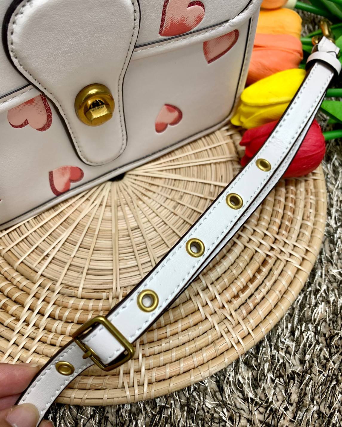 COACH LIMITED EDITION WILLIS TOP HANDLE 18 WITH HEART PRINT ((c3919)) พร้อมส่งที่ไทย ได้ไปหลงรักแน่นอนค่ะ! กระเป๋าหิ้วหรือสะพายข้าง หนังแท้นิ่มสวยงาม ❤️จุดเด่นคือตัวกระเป๋าปริ้นลายหัวใจทั้งใบ ดูหวานน่ารักมากๆค่ะ เปิดปิดกระเป๋าแบบหมุนล็อค ภายในมีช่อ