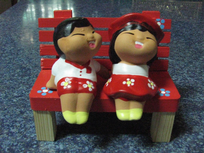 เด็กน้อยกับเก้าอี้แดงค่ะ