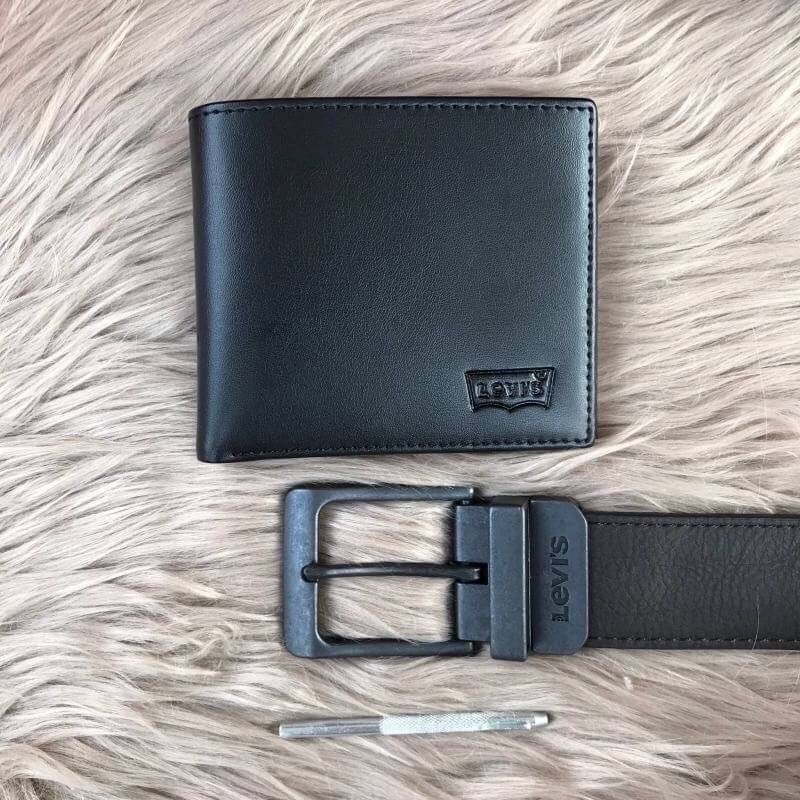 Levi’s Belt and Wallet Gift Set เซทสุดคุ้มทั้งกระเป๋าสตางค์พับสองตอนและเข็มขัดวัสดุหนังคุณภาพดี กระเป๋าสตางค์ปั้มโลโก้ด้านหน้าภายในมีช่องใส่ธนบัตรแยกเป็นสัดส่วนวัสดุคุณภาพดีตามแบบฉบับของแบรนด์เข็มขัดใช้ได้ในทุกโอกาส จัดเซทมาใน Gift Set หรือจะมอบเป็นของขวั