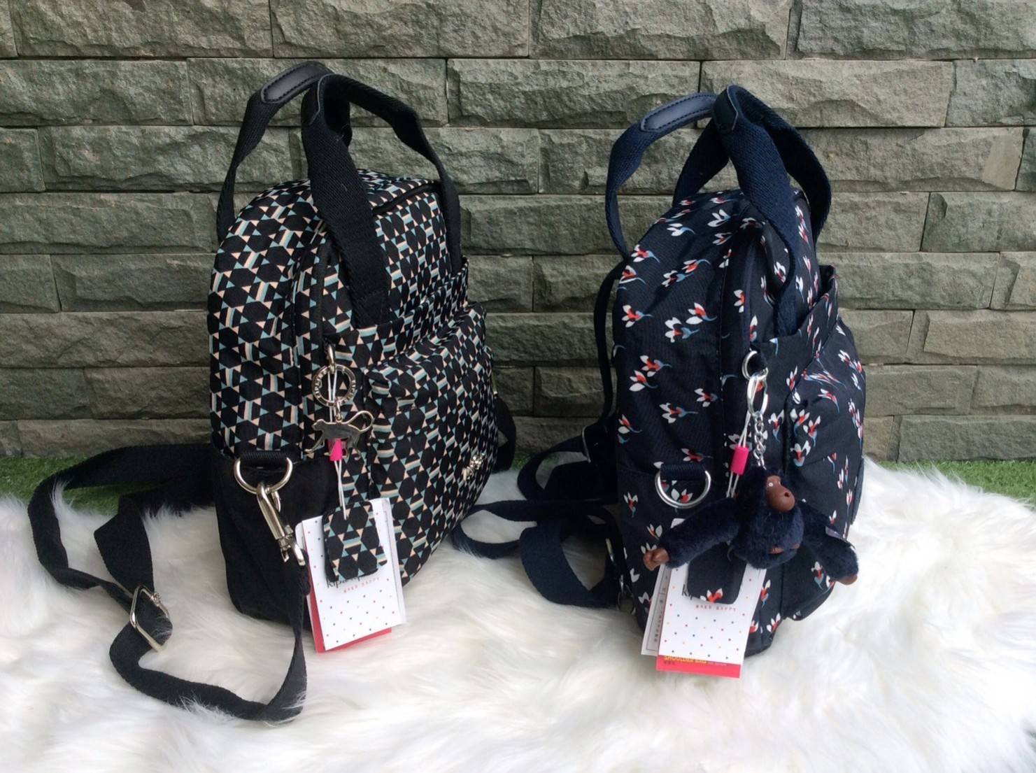 Kipling Mini Backpack 2017 k12688 small flower printed มีพวงกุญแจ Promptpay , พวงกุญแจลิง ,พวงกุญแจอะไหล่ สัญญาลักษณ์ แบรนด์ --------- กระเป๋าขนาดมินิ สามารถใช้งานได้ 3 แบบ : เป็นสะพายหลังได้ / สะพายข้างได้ / มีหูหิ้วถือได้ มีหลายลายให้เลือก ลายสวยน่ารัก 