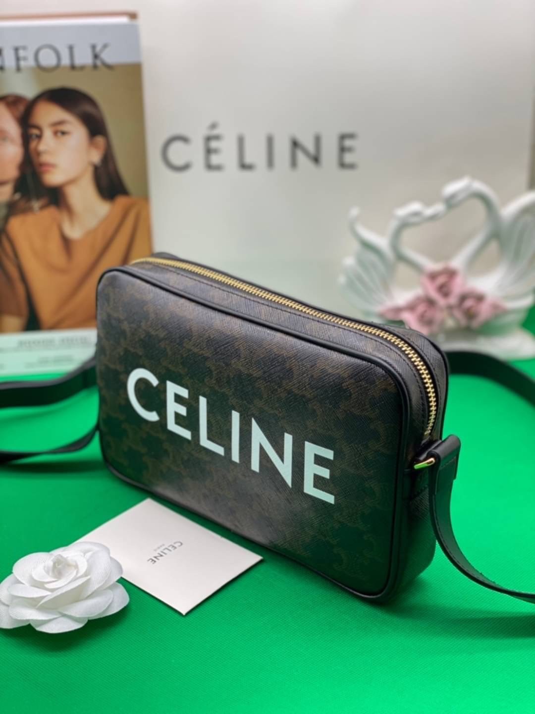 หนังแท้ CELINE Medium Messenger Bag In Triomphe Canvas With Celine Print In Black กระเป๋าทรงครอสบอดี้ วัสดุหนังแท้ทั้งใบ ขนาดกลางกำลังดี น้ำหนักเบา รูปทรงใช้งานง่าย ได้ทั้งหญิงชาย ภาพสินค้าถ่ายจากงานขายจริง ใช้งานต่างประเทศได้